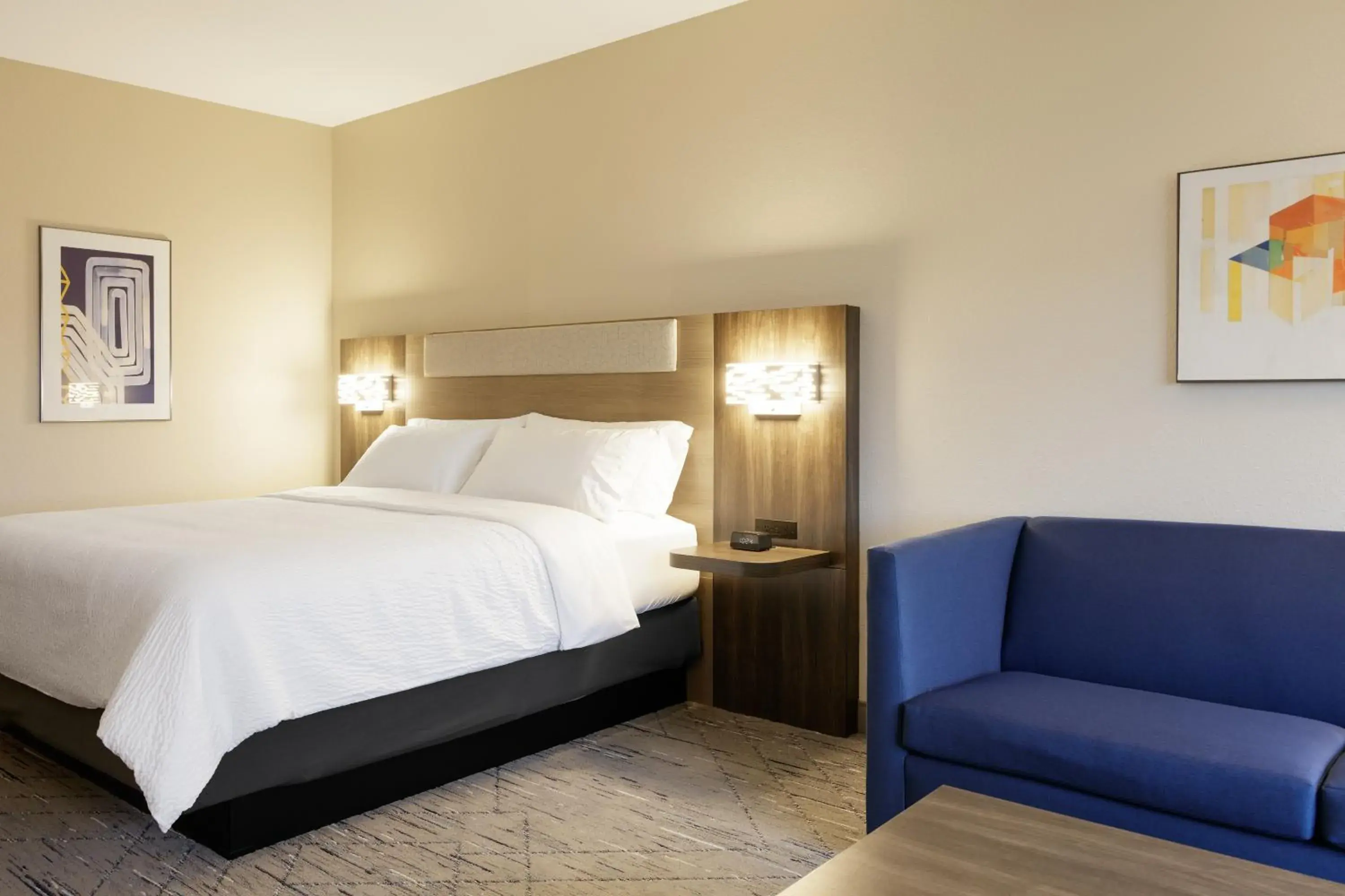 Bed in Holiday Inn Express Hotel & Suites Los Angeles Airport Hawthorne by IHG Bed in Holiday Inn Express Hotel & Suites Los Angeles Airport Hawthorne by IHG