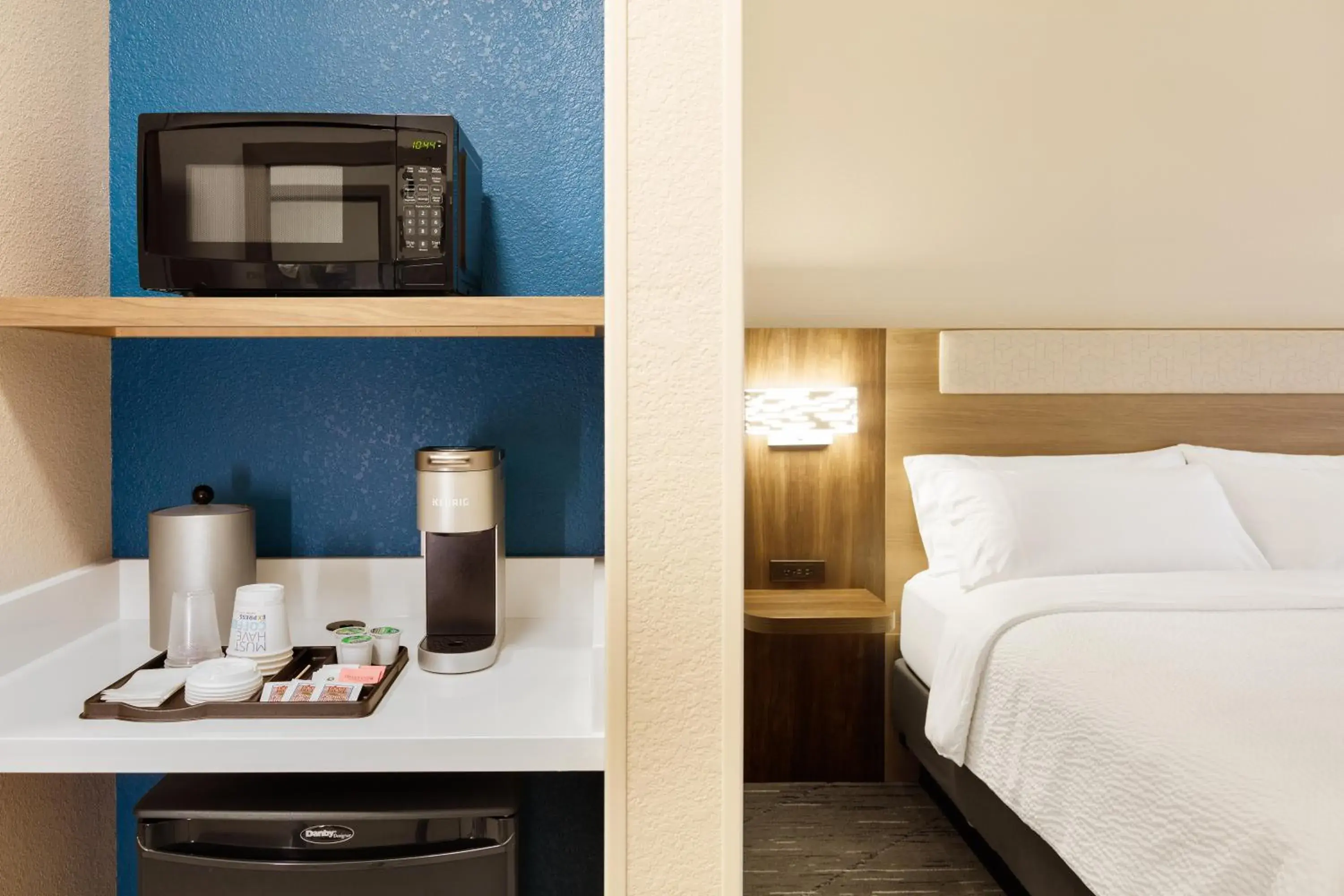 Bed in Holiday Inn Express Hotel & Suites Los Angeles Airport Hawthorne by IHG Bed in Holiday Inn Express Hotel & Suites Los Angeles Airport Hawthorne by IHG