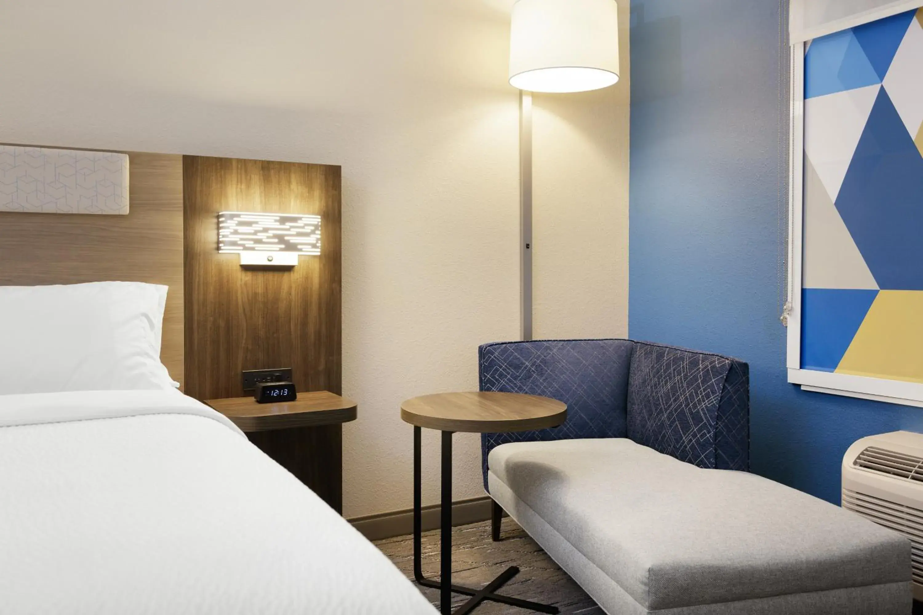 Bed in Holiday Inn Express Hotel & Suites Los Angeles Airport Hawthorne by IHG Bed in Holiday Inn Express Hotel & Suites Los Angeles Airport Hawthorne by IHG