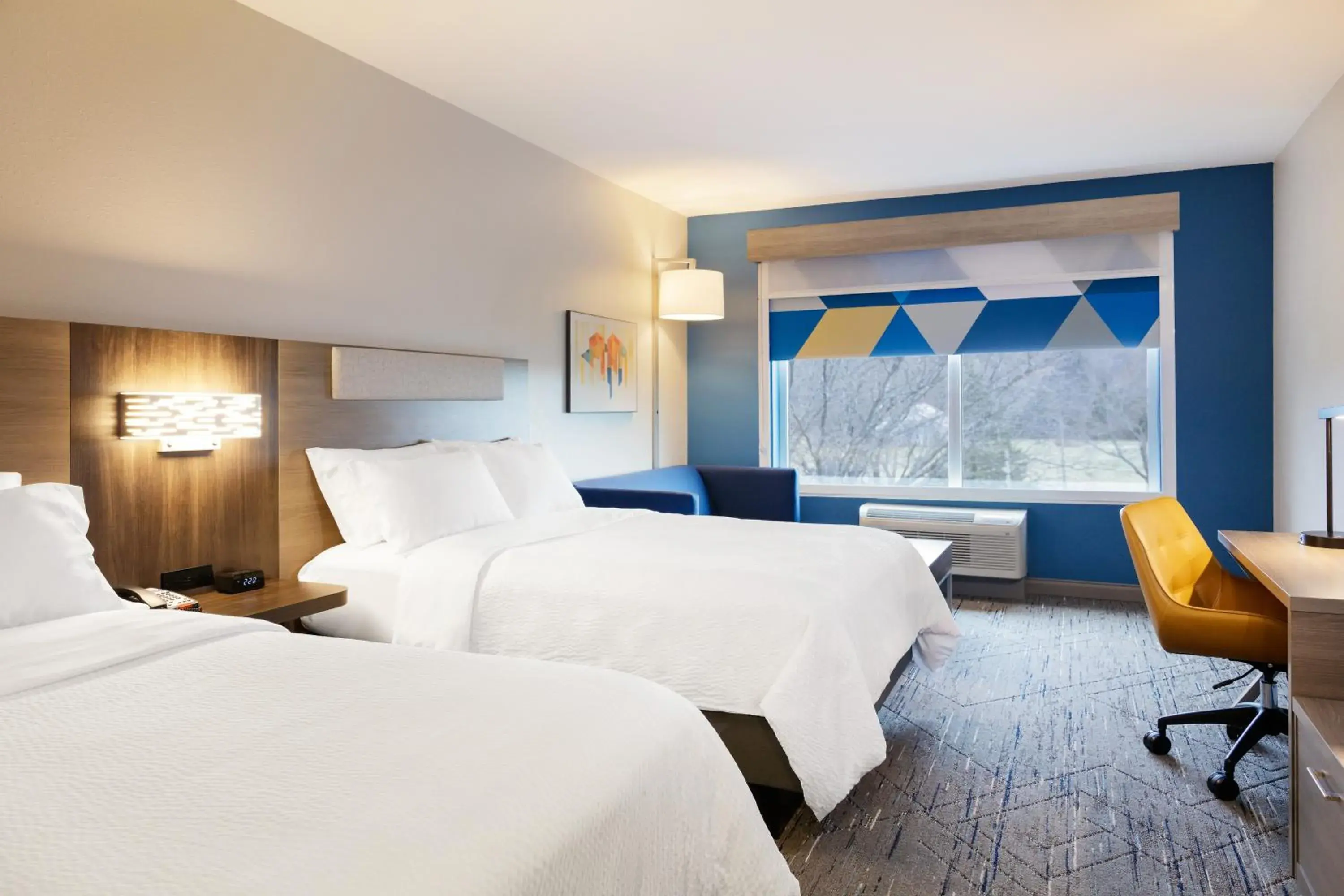 Bed in Holiday Inn Express Hotel & Suites Los Angeles Airport Hawthorne by IHG Bed in Holiday Inn Express Hotel & Suites Los Angeles Airport Hawthorne by IHG