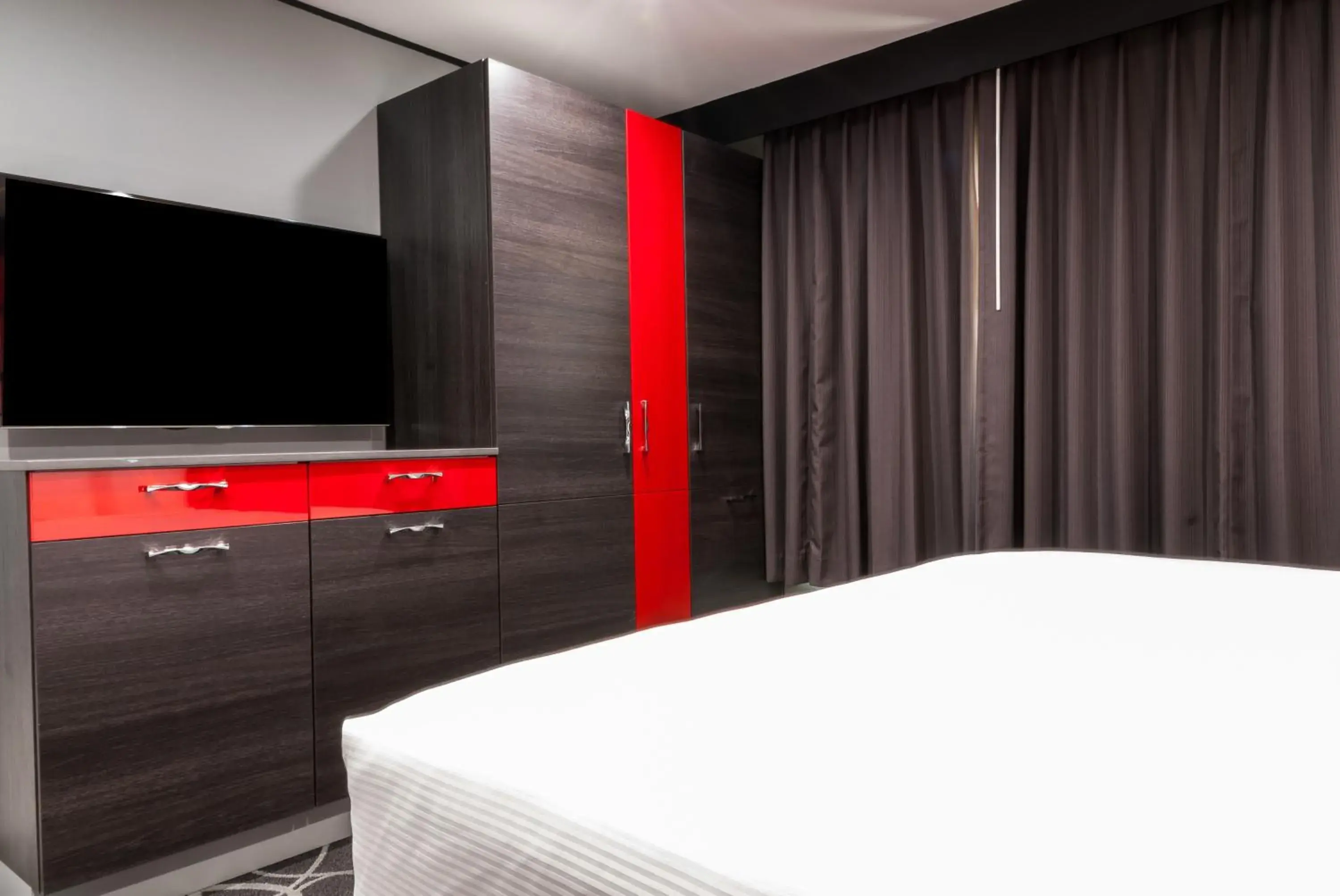 TV and multimedia, Bed in Astro Pasadena Hotel TV and multimedia, Bed in Astro Pasadena Hotel