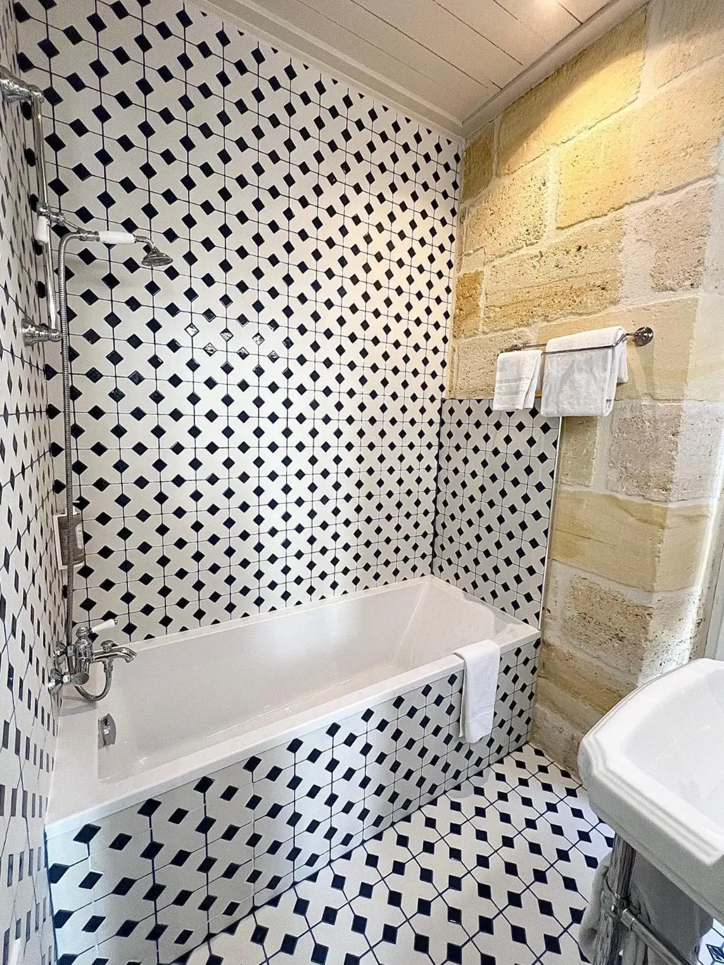 Bathroom in Hôtel La Tour Intendance Bathroom in Hôtel La Tour Intendance
