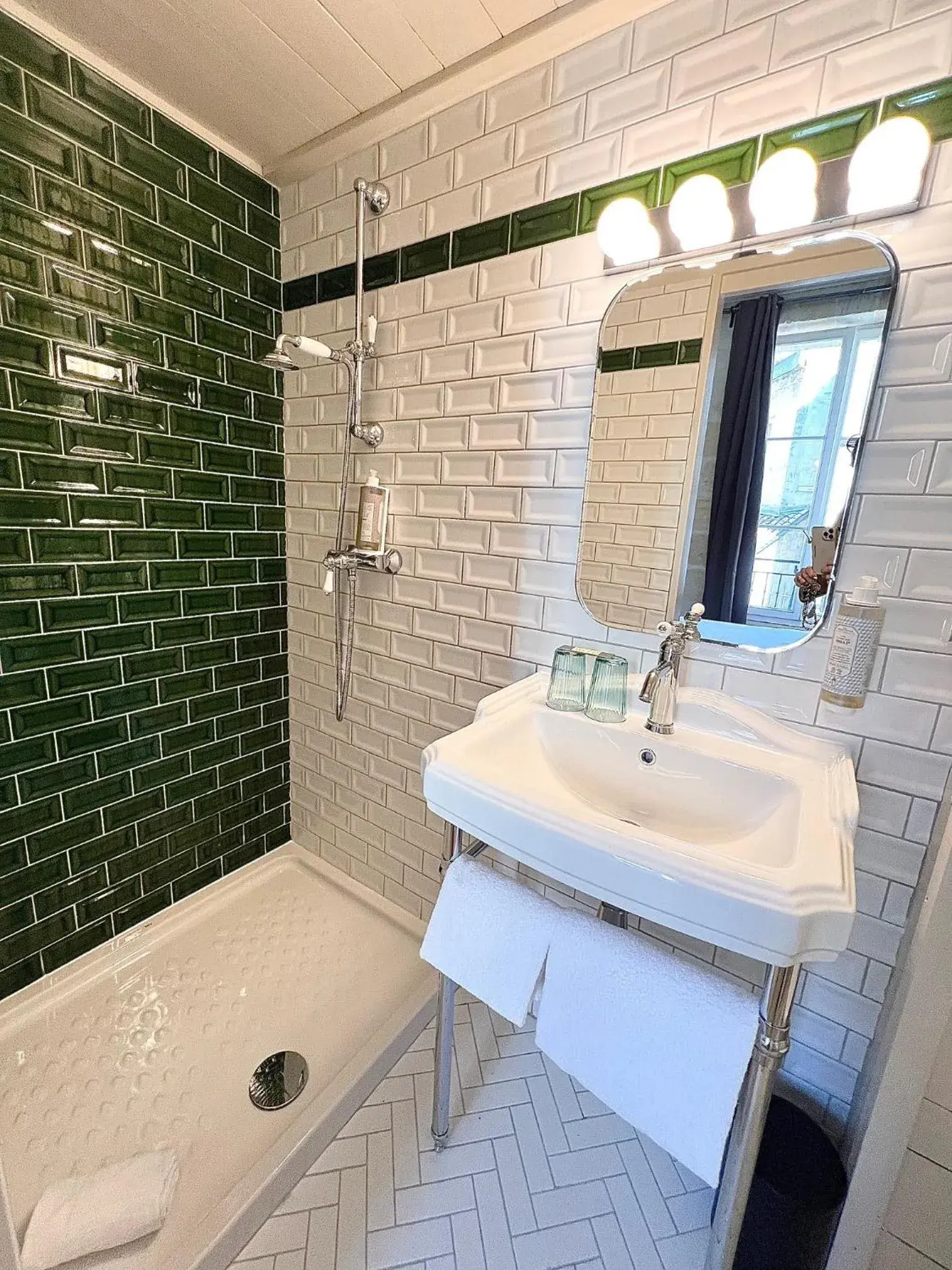 Shower in Hôtel La Tour Intendance Shower in Hôtel La Tour Intendance