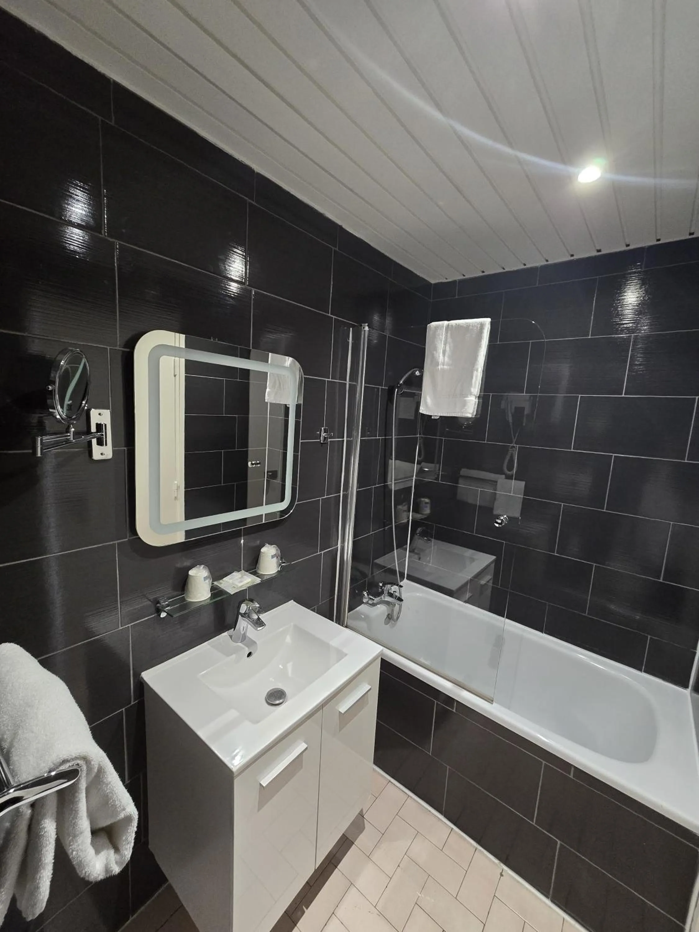 Bathroom in Hipotel Belgrand Edith Piaf