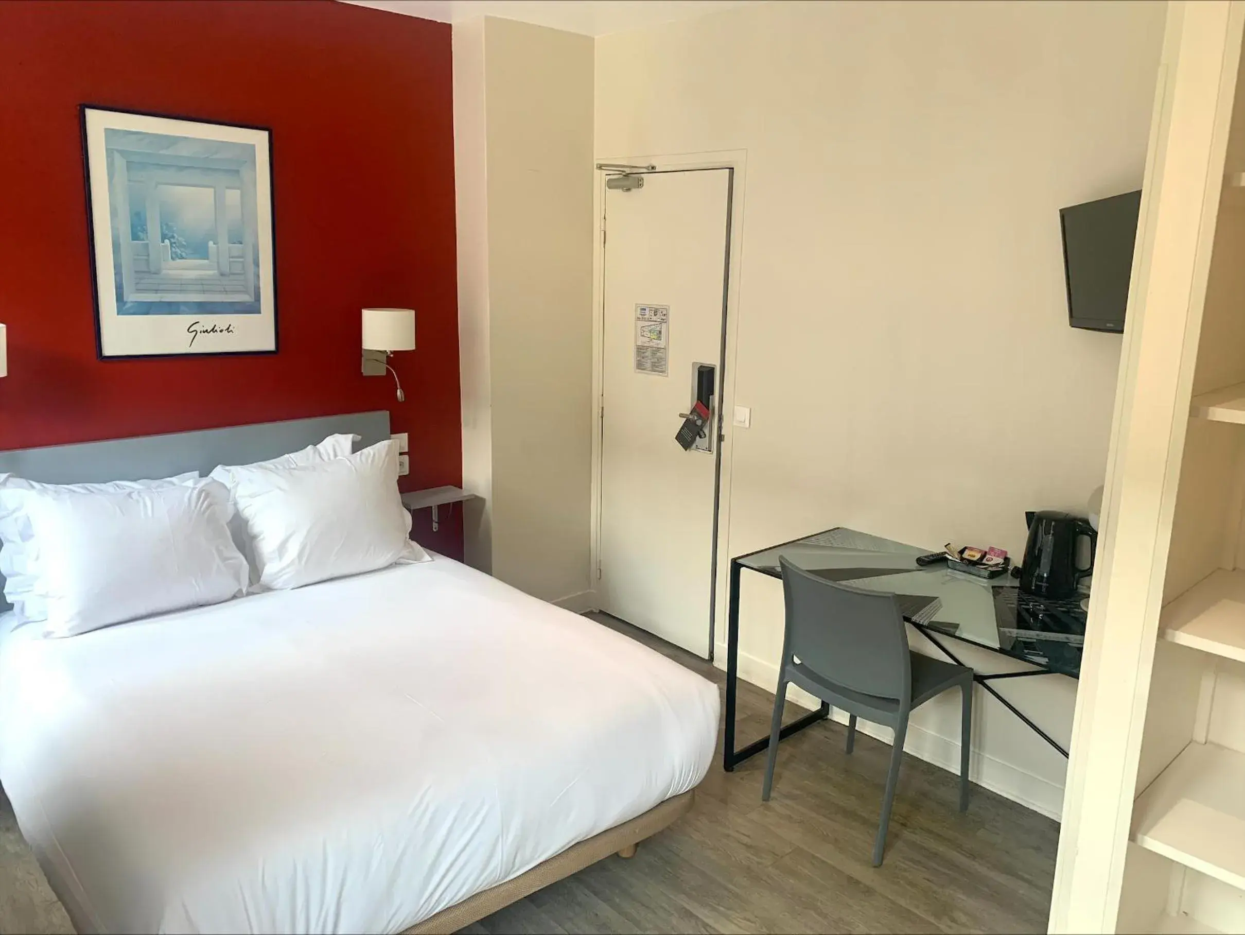 Bedroom, Bed in Hipotel Belgrand Edith Piaf Bedroom, Bed in Hipotel Belgrand Edith Piaf