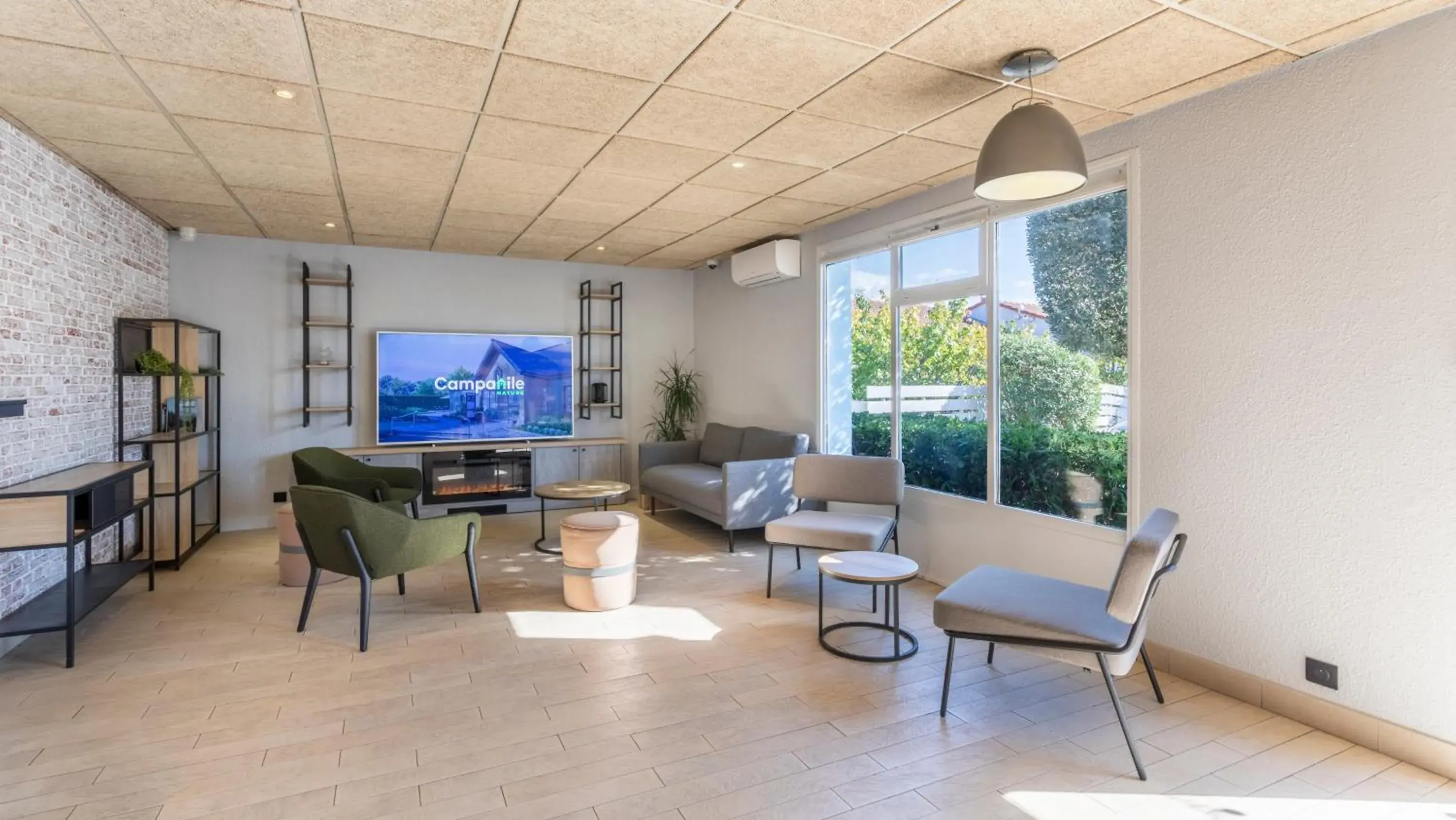 Communal lounge/ TV room in Campanile NATURE - Marseille Saint-Antoine Communal lounge/ TV room in Campanile NATURE - Marseille Saint-Antoine