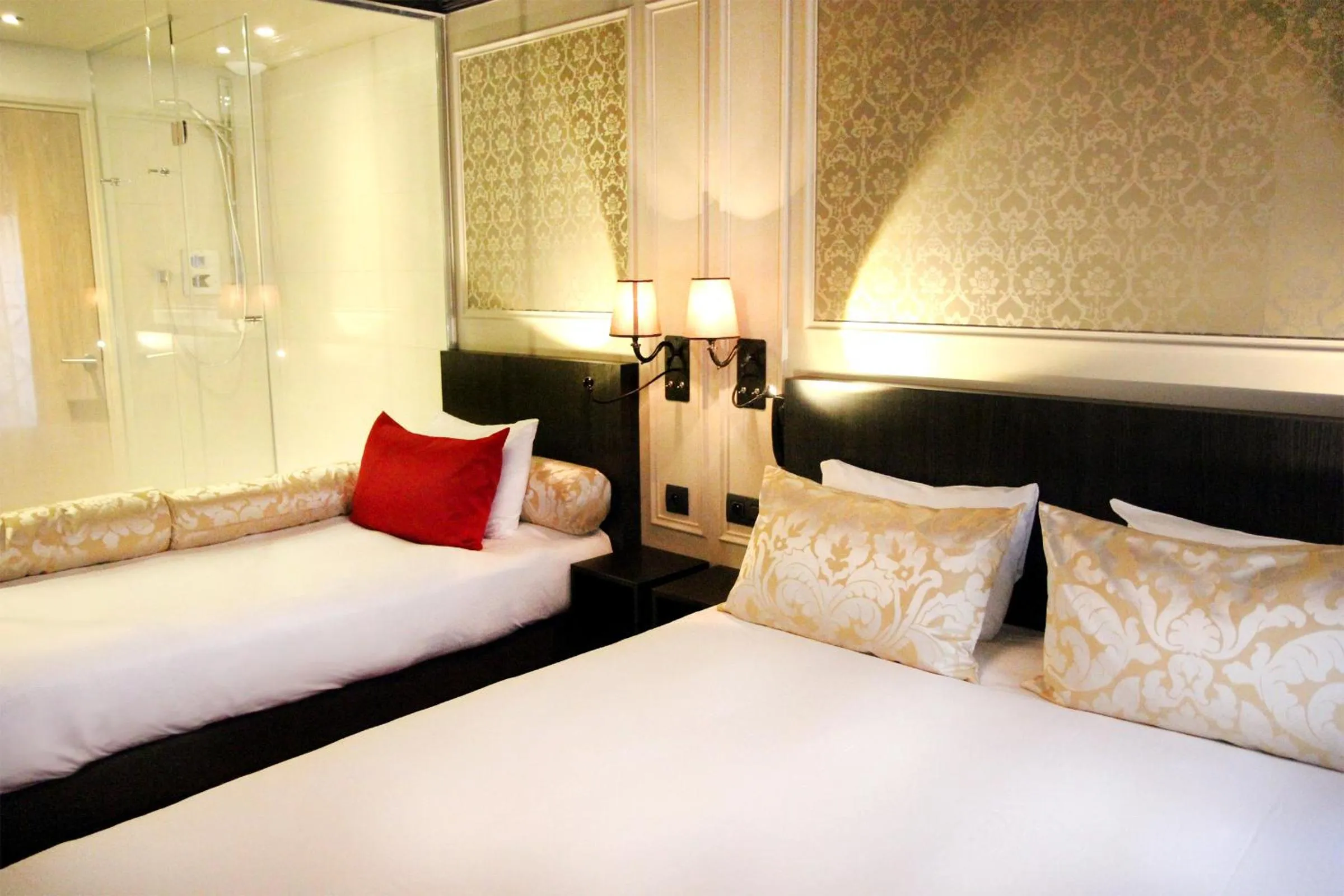 Shower in Best Western Le Montmartre – Saint Pierre