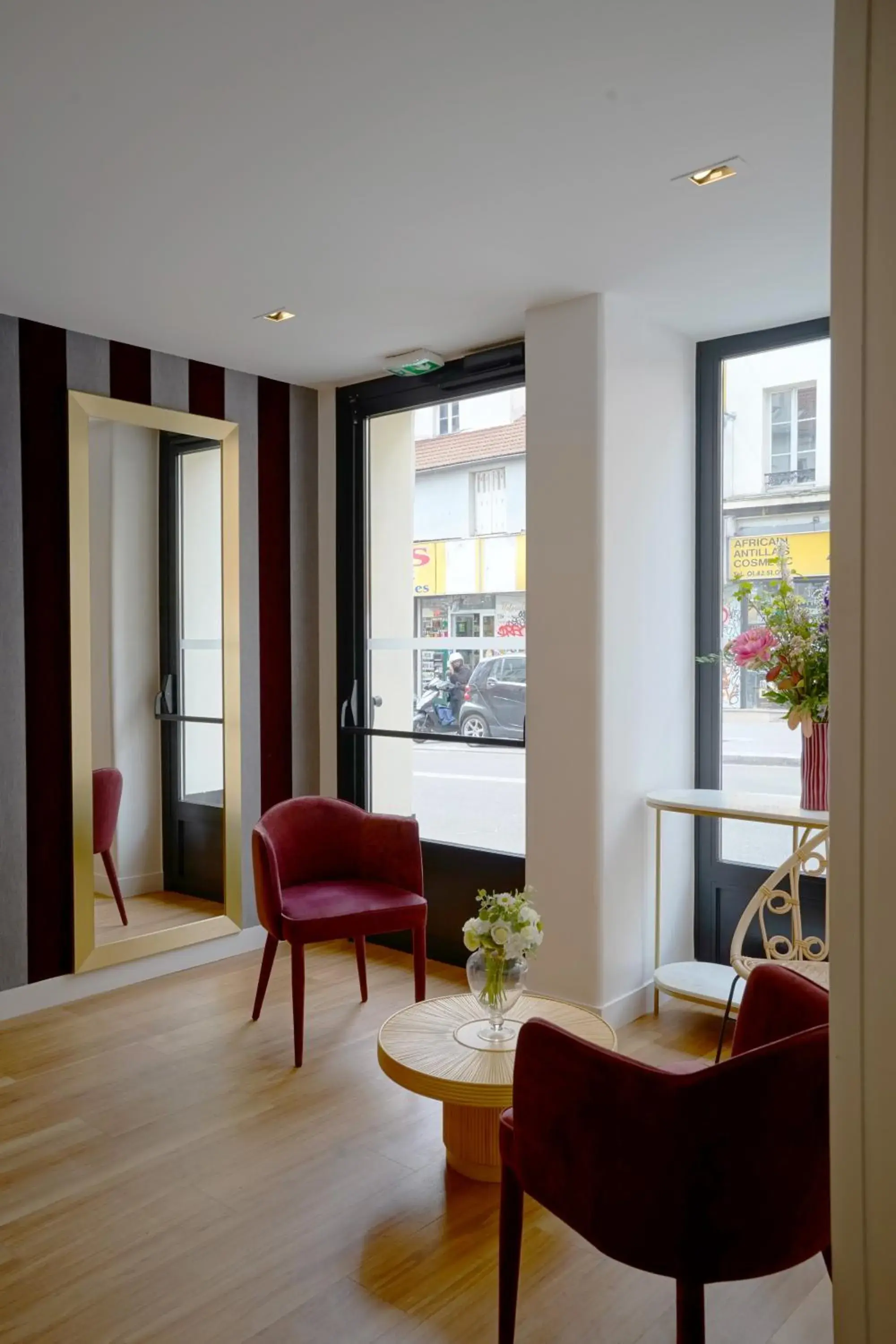 Lobby or reception in Best Western Le Montmartre – Saint Pierre Lobby or reception in Best Western Le Montmartre – Saint Pierre