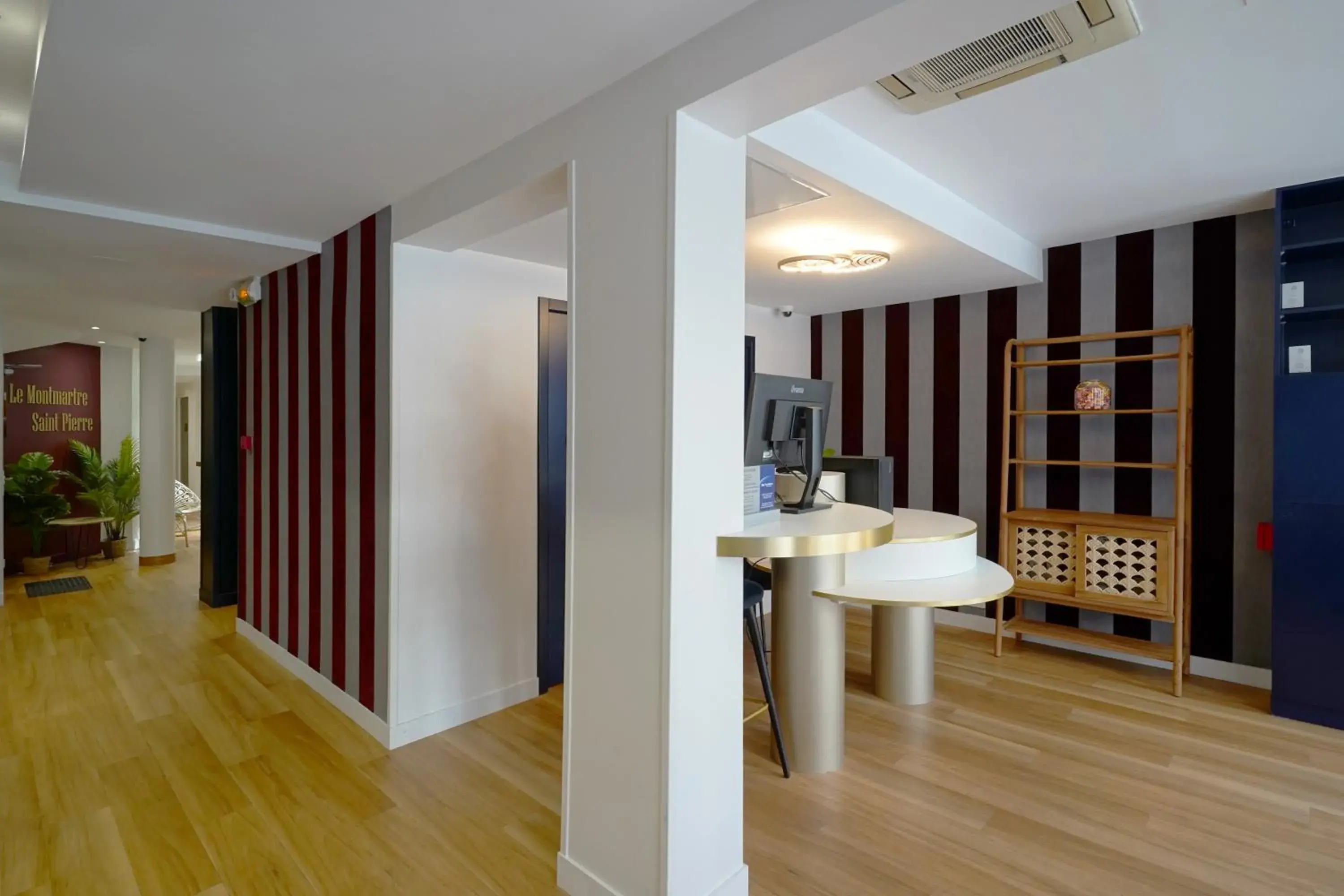 Lobby or reception in Best Western Le Montmartre – Saint Pierre Lobby or reception in Best Western Le Montmartre – Saint Pierre