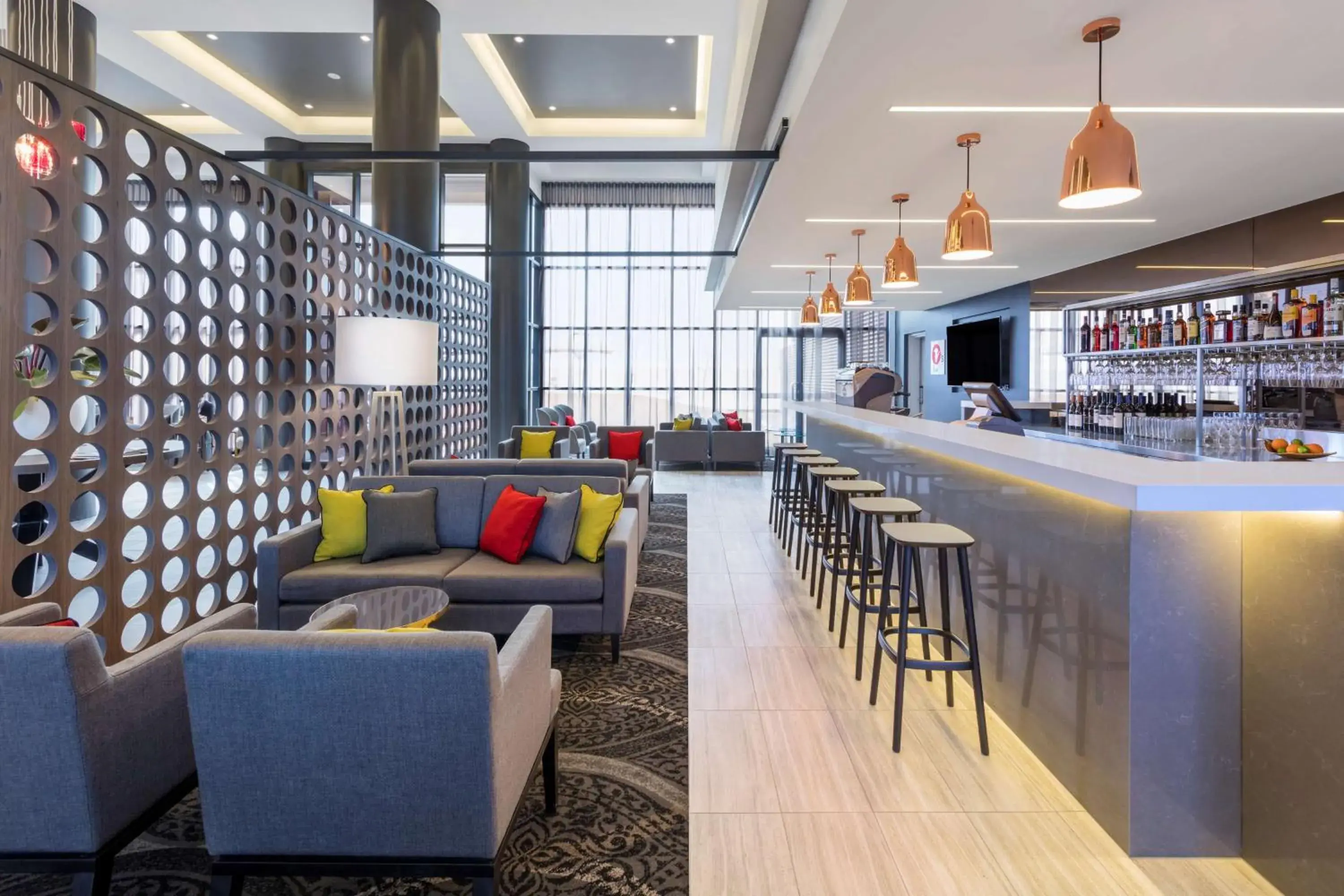 Lounge or bar in Travelodge Hotel Sydney Airport Lounge or bar in Travelodge Hotel Sydney Airport