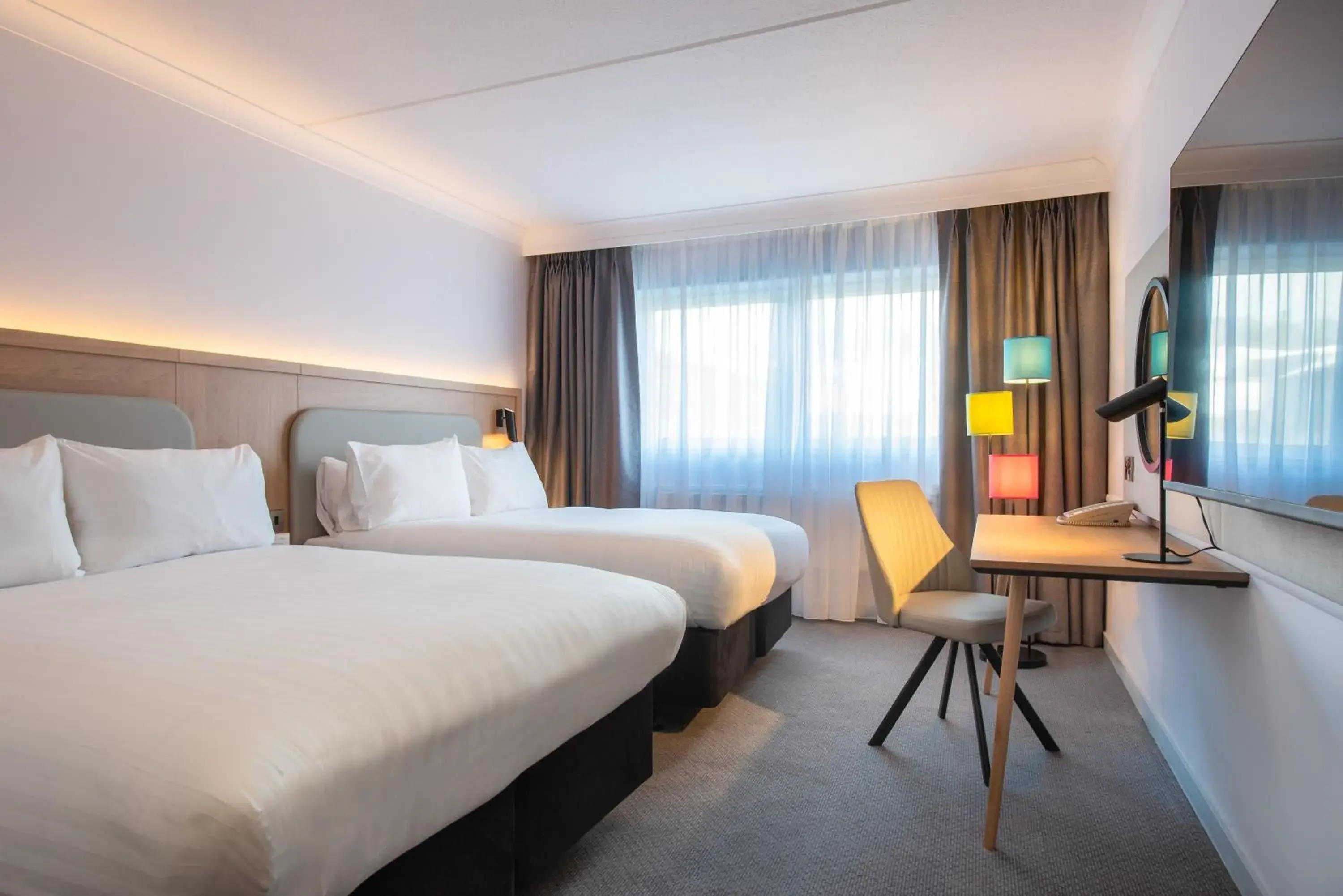 TV and multimedia, Bed in Holiday Inn Edinburgh Zoo by IHG TV and multimedia, Bed in Holiday Inn Edinburgh Zoo by IHG
