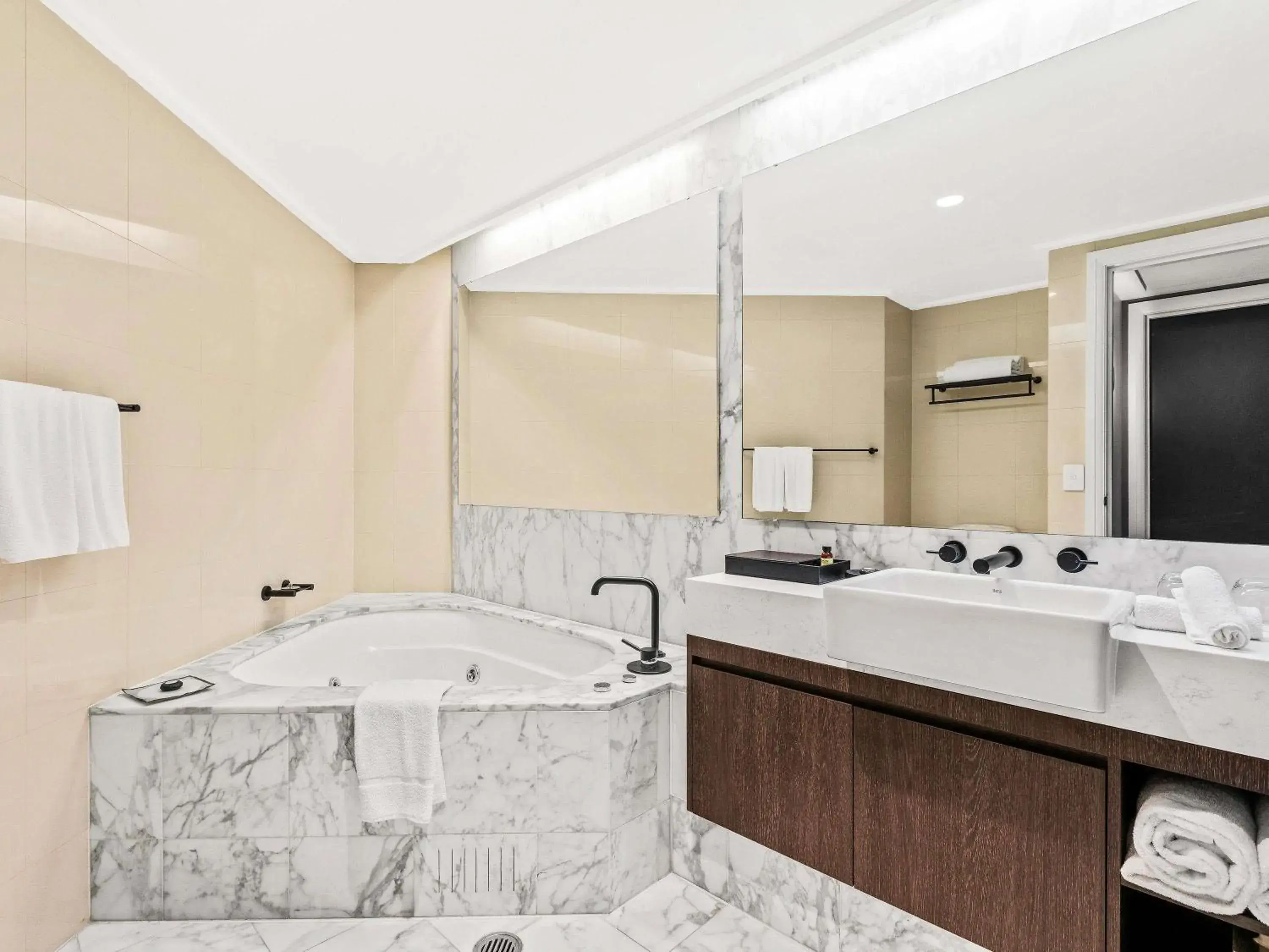 Bedroom in Pullman Quay Grand Sydney Harbour Bedroom in Pullman Quay Grand Sydney Harbour
