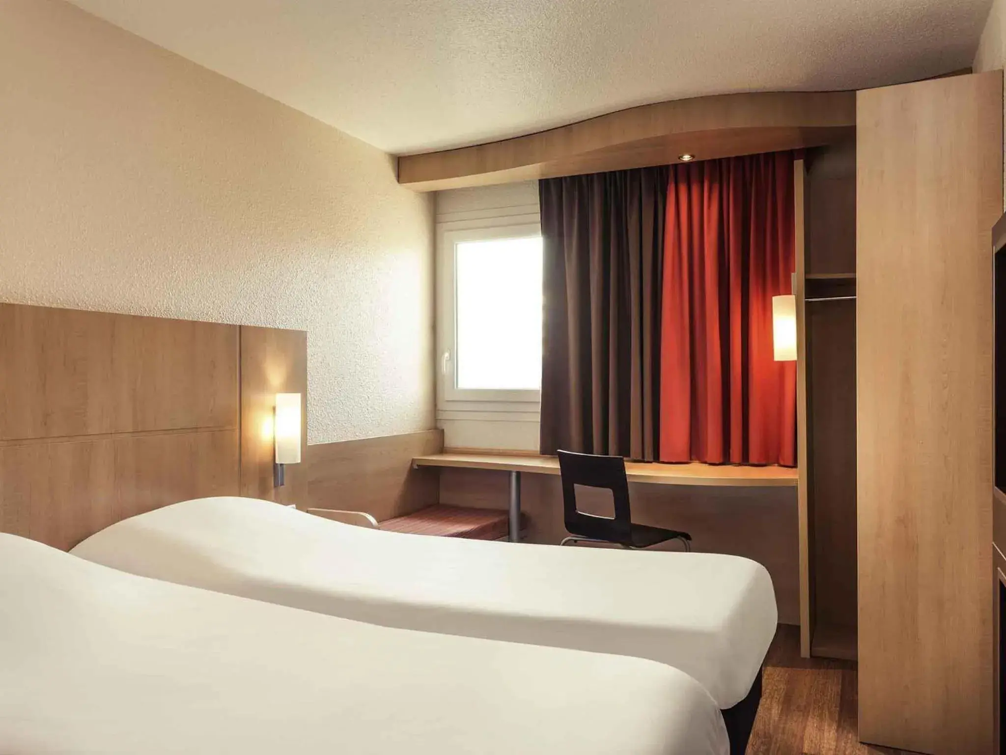 Property building, Bed in ibis Epinay sur Seine - Gennevilliers Property building, Bed in ibis Epinay sur Seine - Gennevilliers