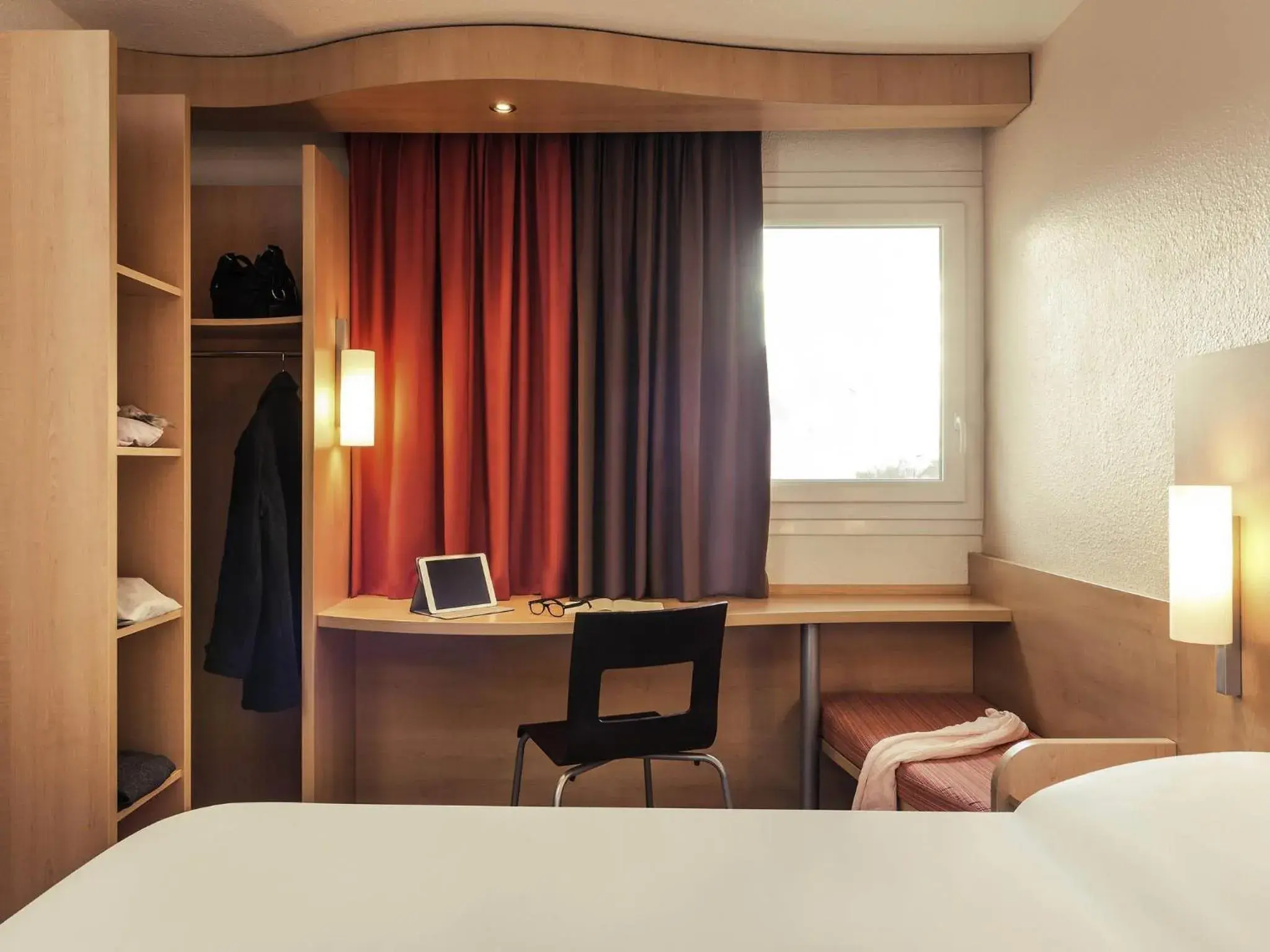 Bedroom, Bed in ibis Epinay sur Seine - Gennevilliers Bedroom, Bed in ibis Epinay sur Seine - Gennevilliers