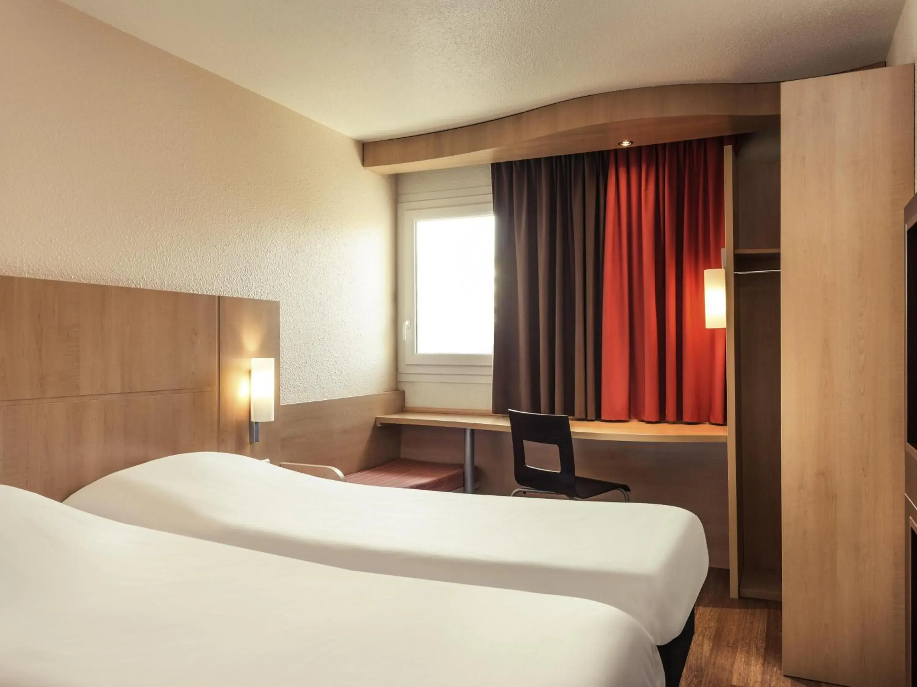 Bedroom, Bed in ibis Epinay sur Seine - Gennevilliers Bedroom, Bed in ibis Epinay sur Seine - Gennevilliers