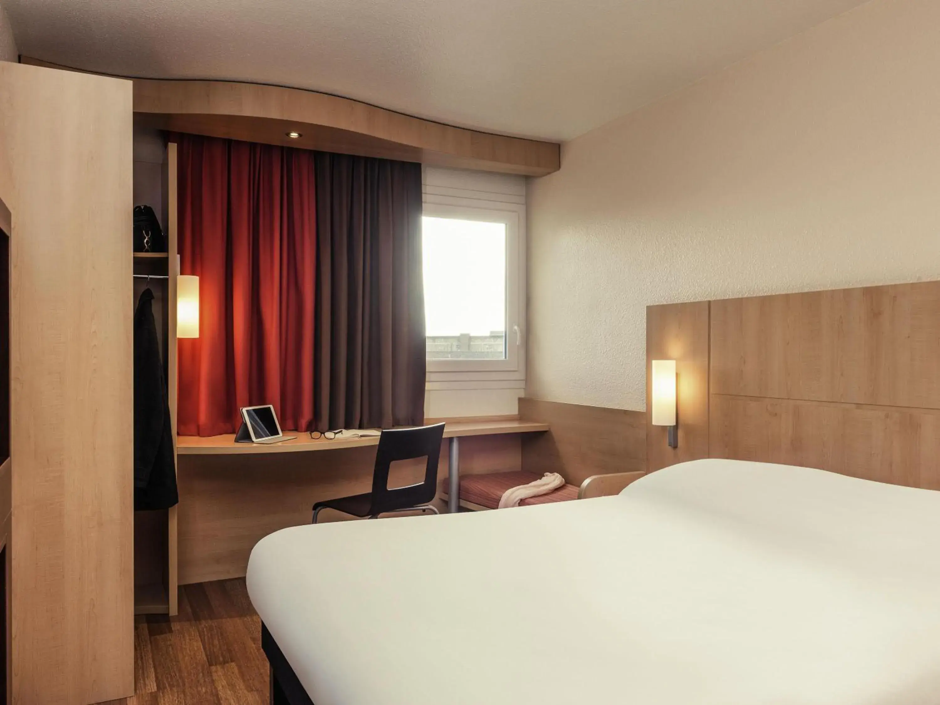 Property building, Bed in ibis Epinay sur Seine - Gennevilliers Property building, Bed in ibis Epinay sur Seine - Gennevilliers