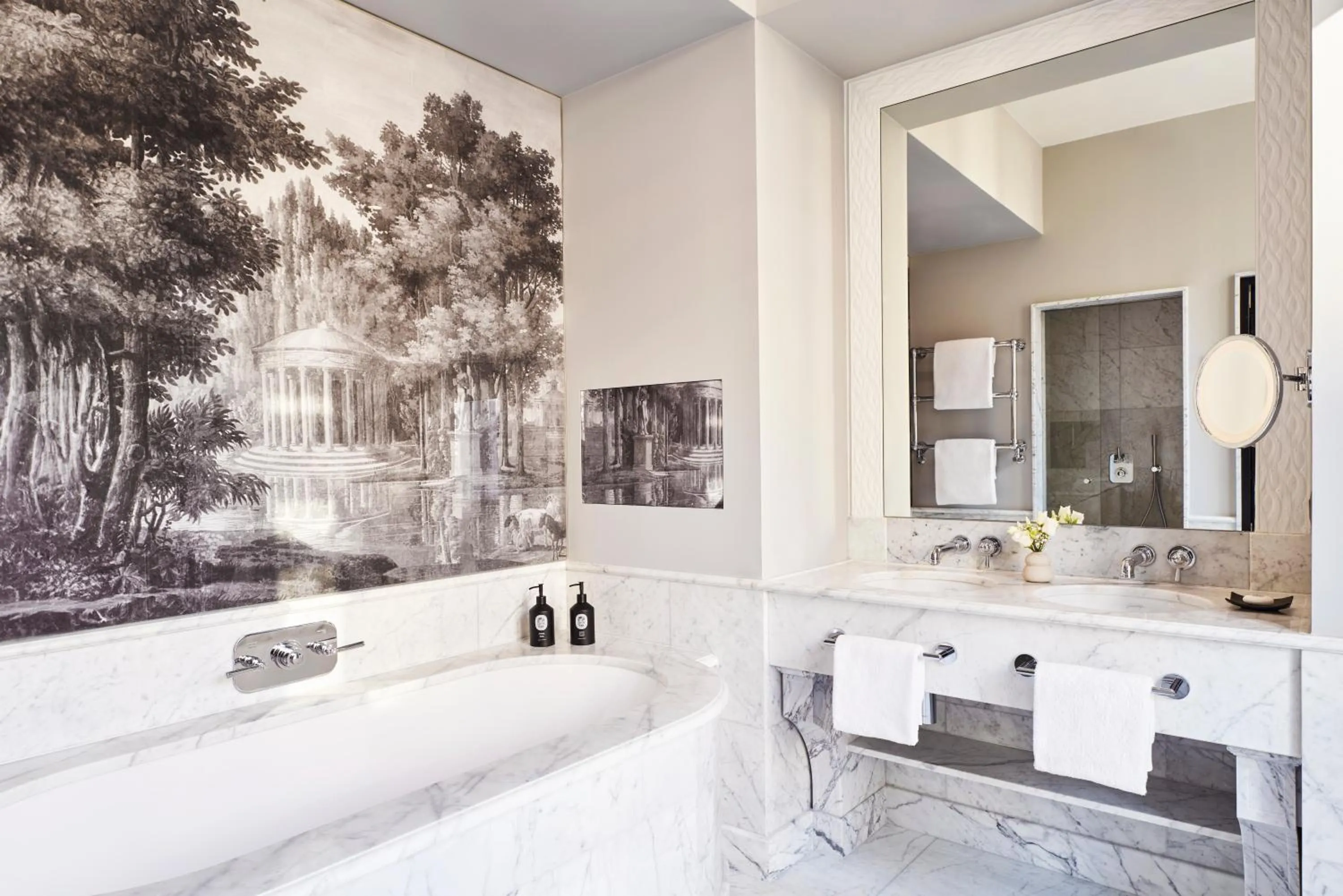 Bathroom in Hôtel Fouquet's Paris
