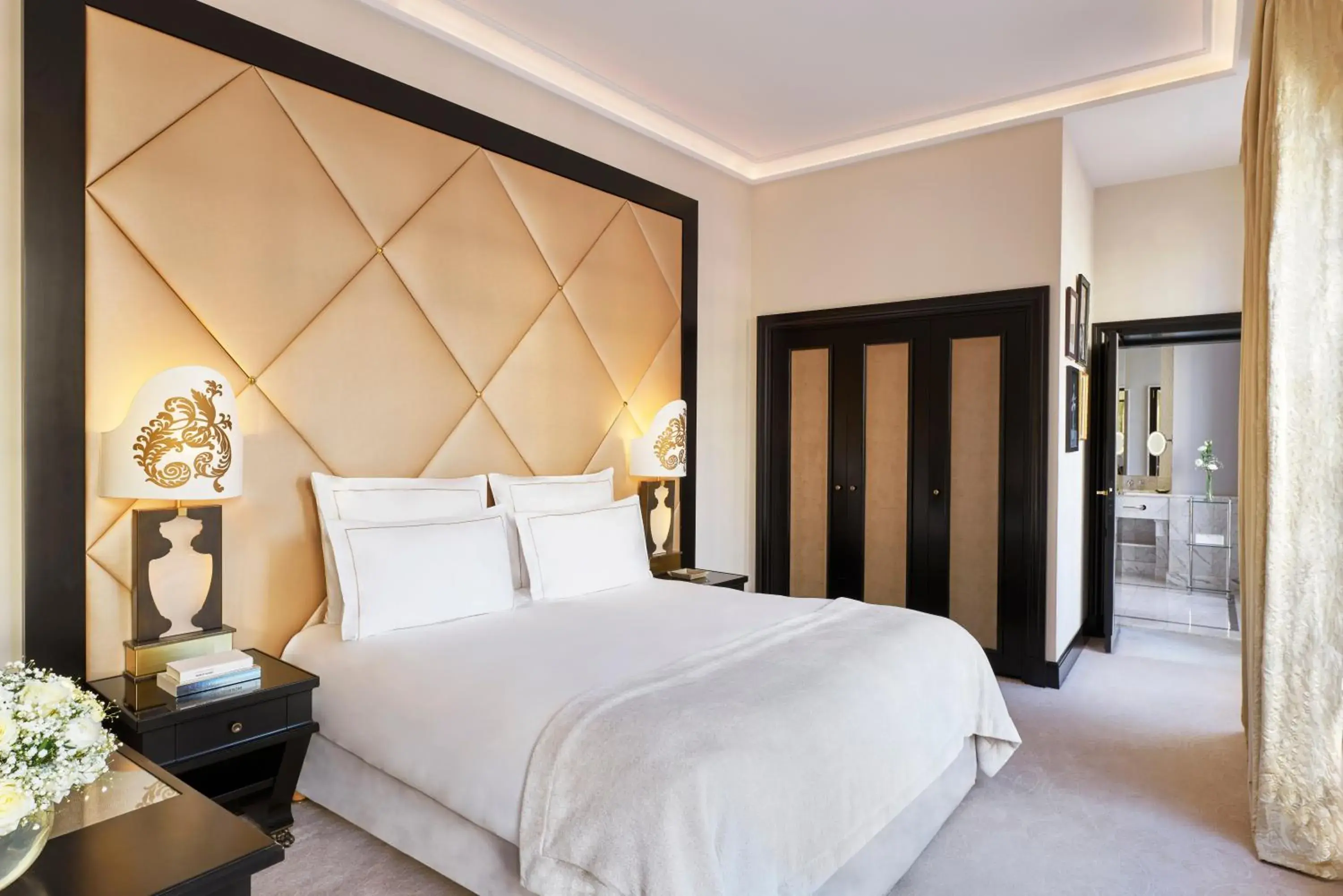 Photo of the whole room, Bed in Hôtel Fouquet's Paris Photo of the whole room, Bed in Hôtel Fouquet's Paris