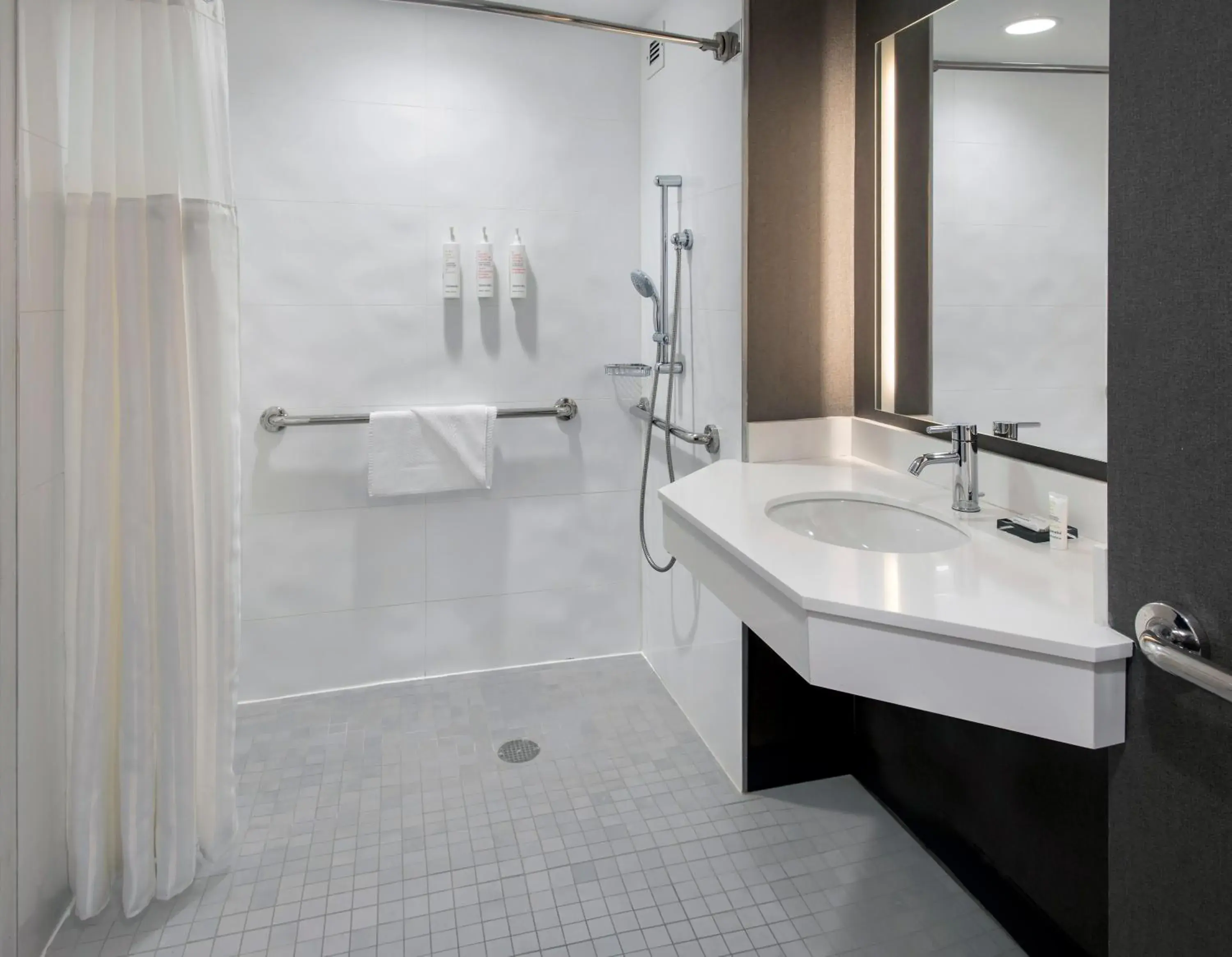 Shower in New York Marriott at the Brooklyn Bridge Shower in New York Marriott at the Brooklyn Bridge