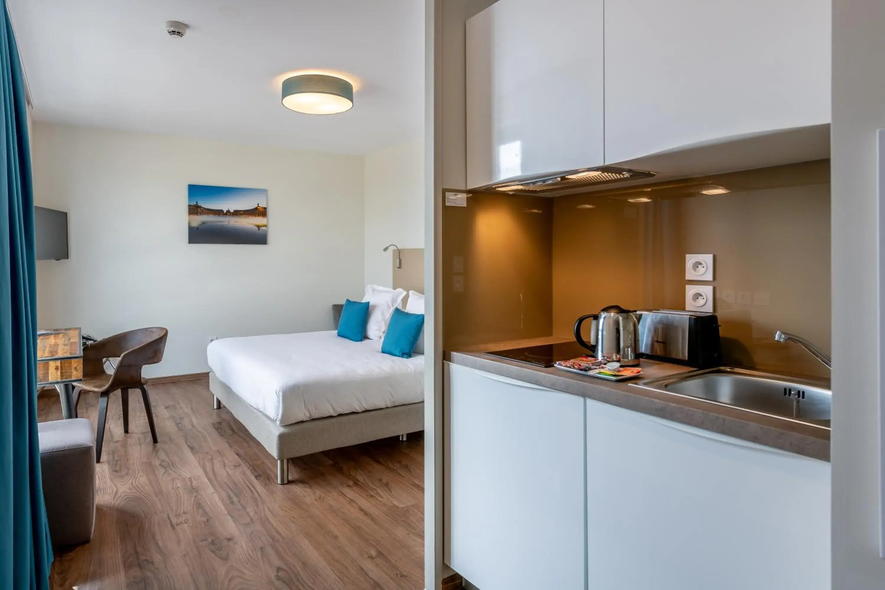 Kitchen or kitchenette, Bed in All Suites Appart Hôtel - Bordeaux Centre Gare Kitchen or kitchenette, Bed in All Suites Appart Hôtel - Bordeaux Centre Gare