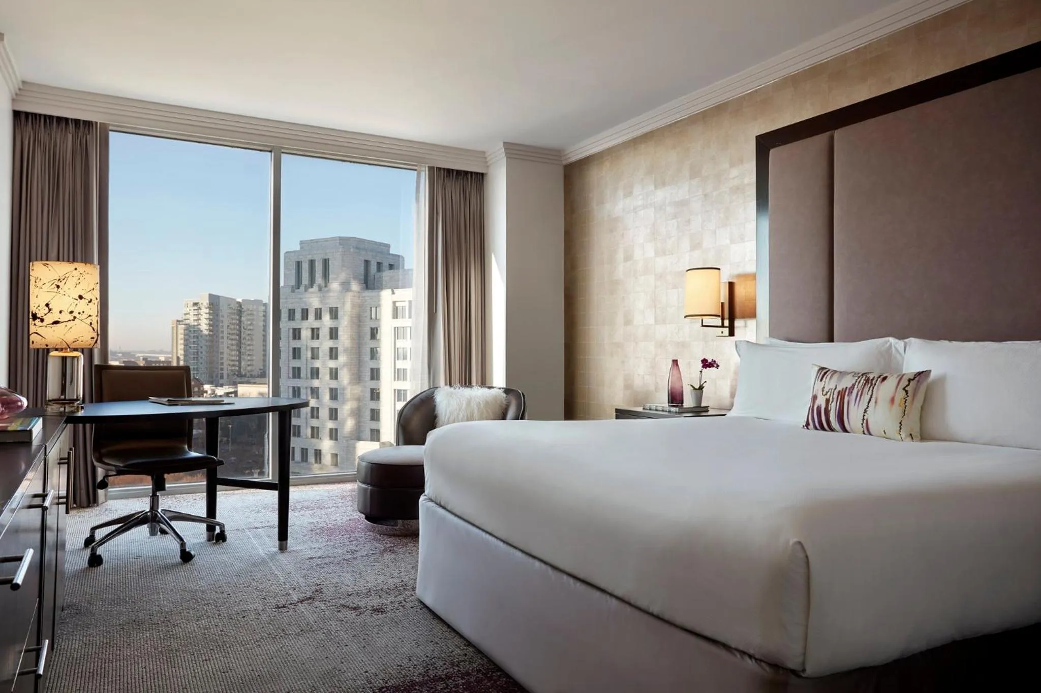Photo of the whole room, Bed in Loews Atlanta Hotel