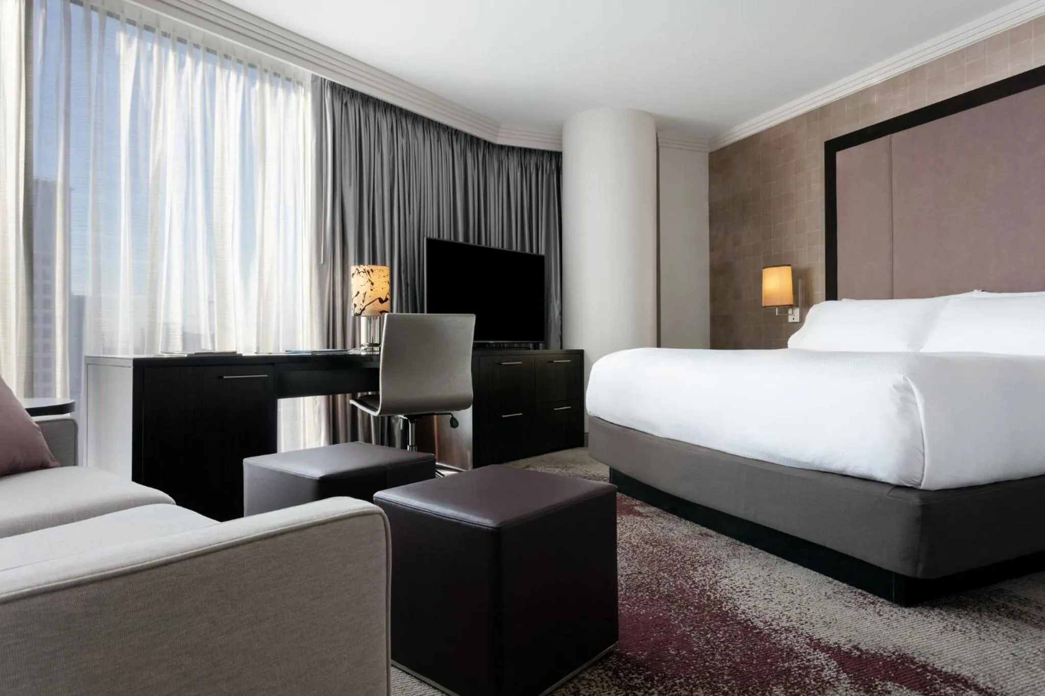 Photo of the whole room, Bed in Loews Atlanta Hotel