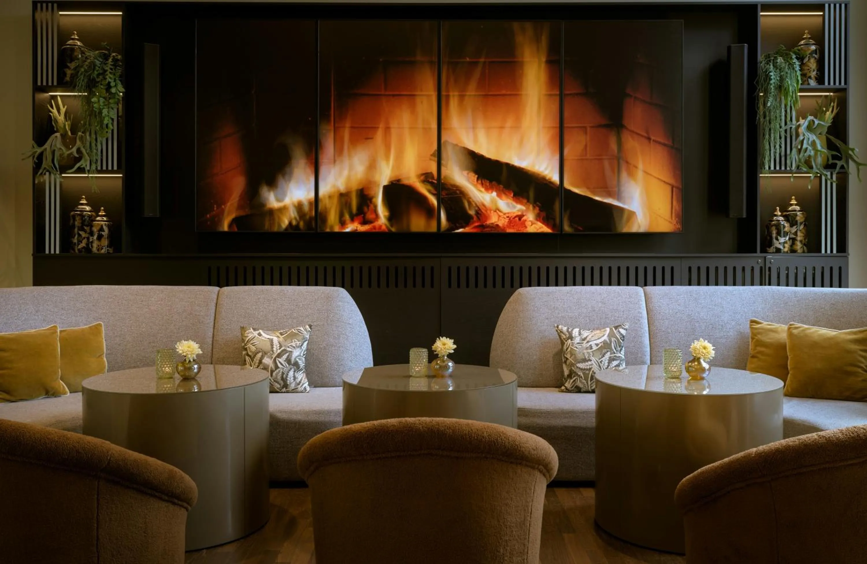 Lounge or bar in Leonardo Royal Hotel Munich