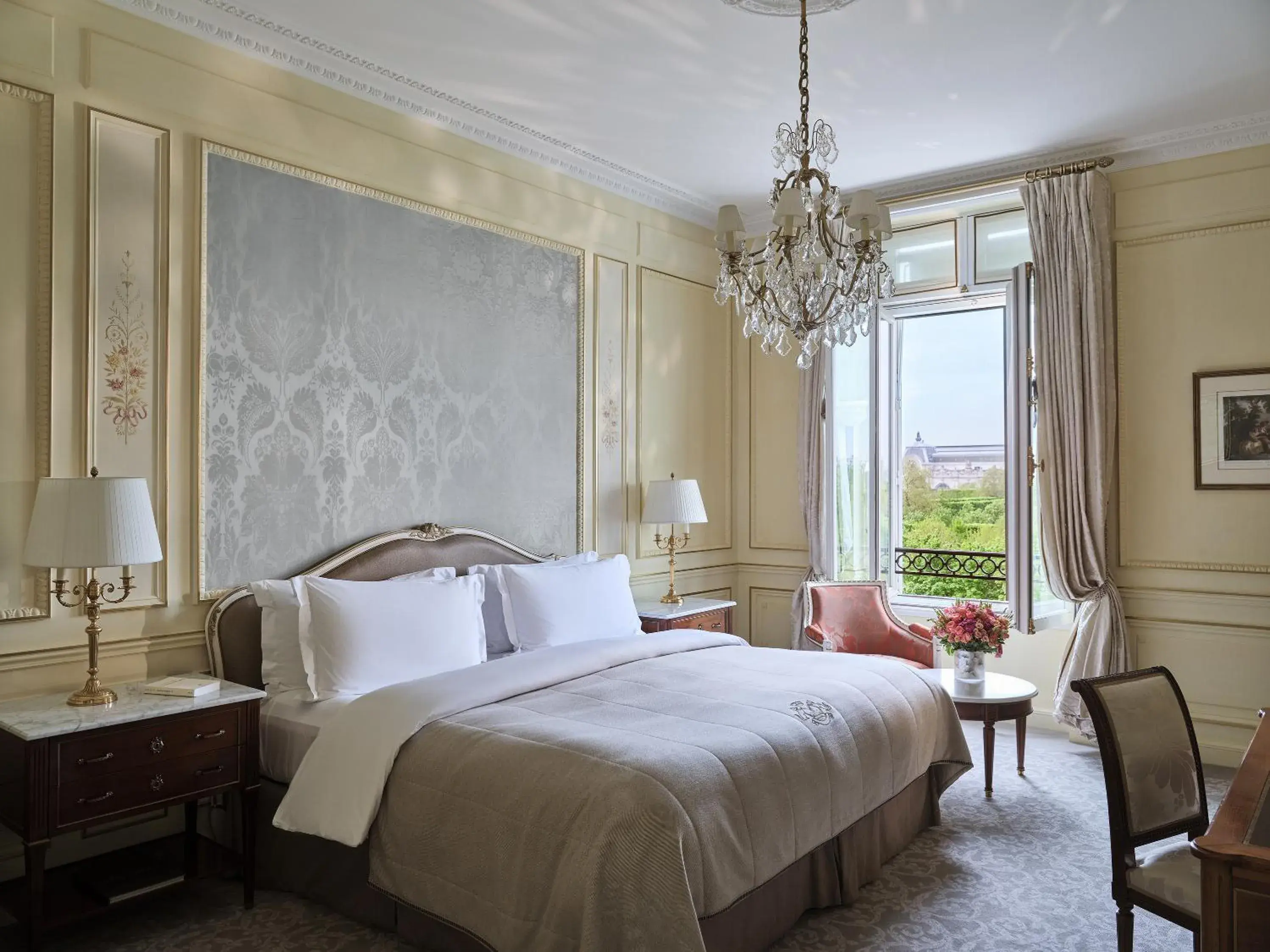 Bed in Le Meurice – Dorchester Collection Bed in Le Meurice – Dorchester Collection