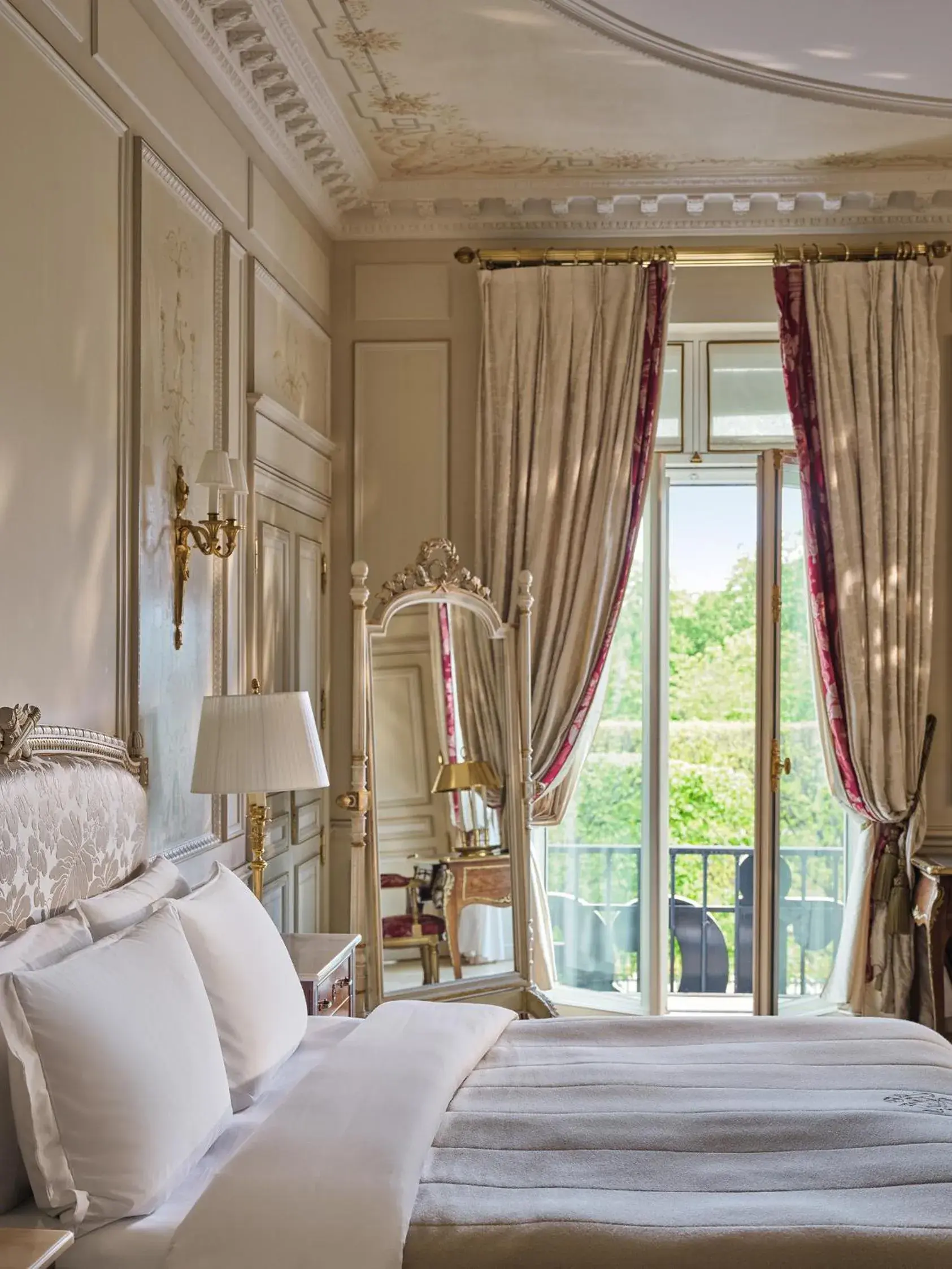 Bed in Le Meurice – Dorchester Collection Bed in Le Meurice – Dorchester Collection