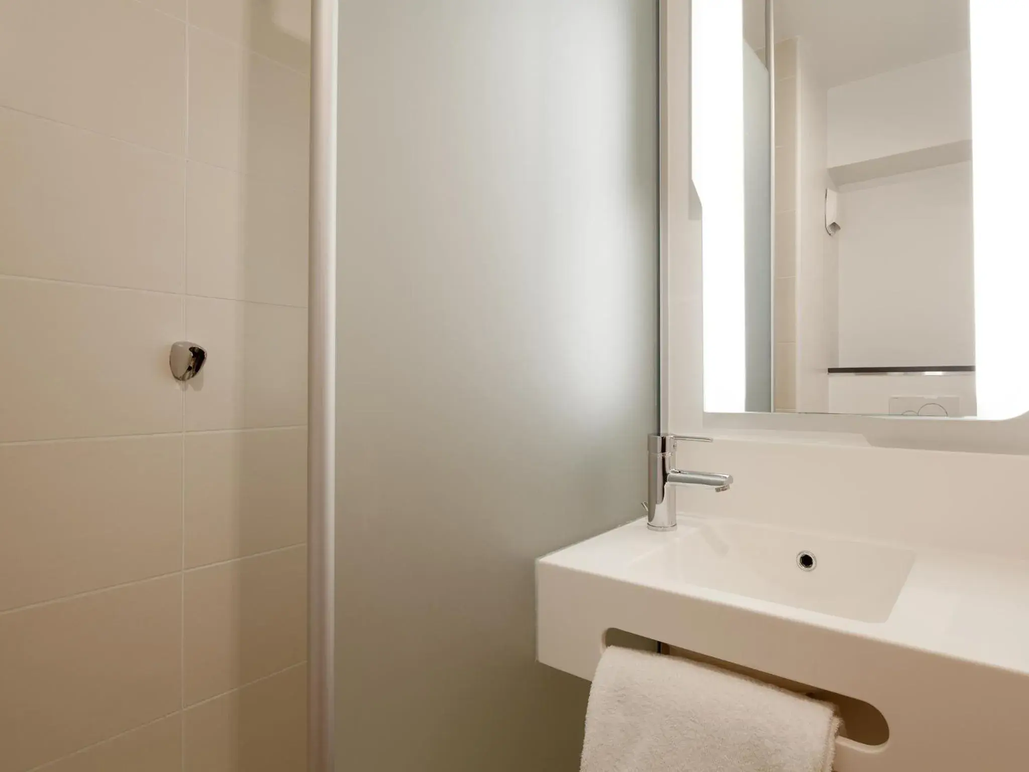 Bathroom in B&B HOTEL LYON Centre Perrache Bathroom in B&B HOTEL LYON Centre Perrache