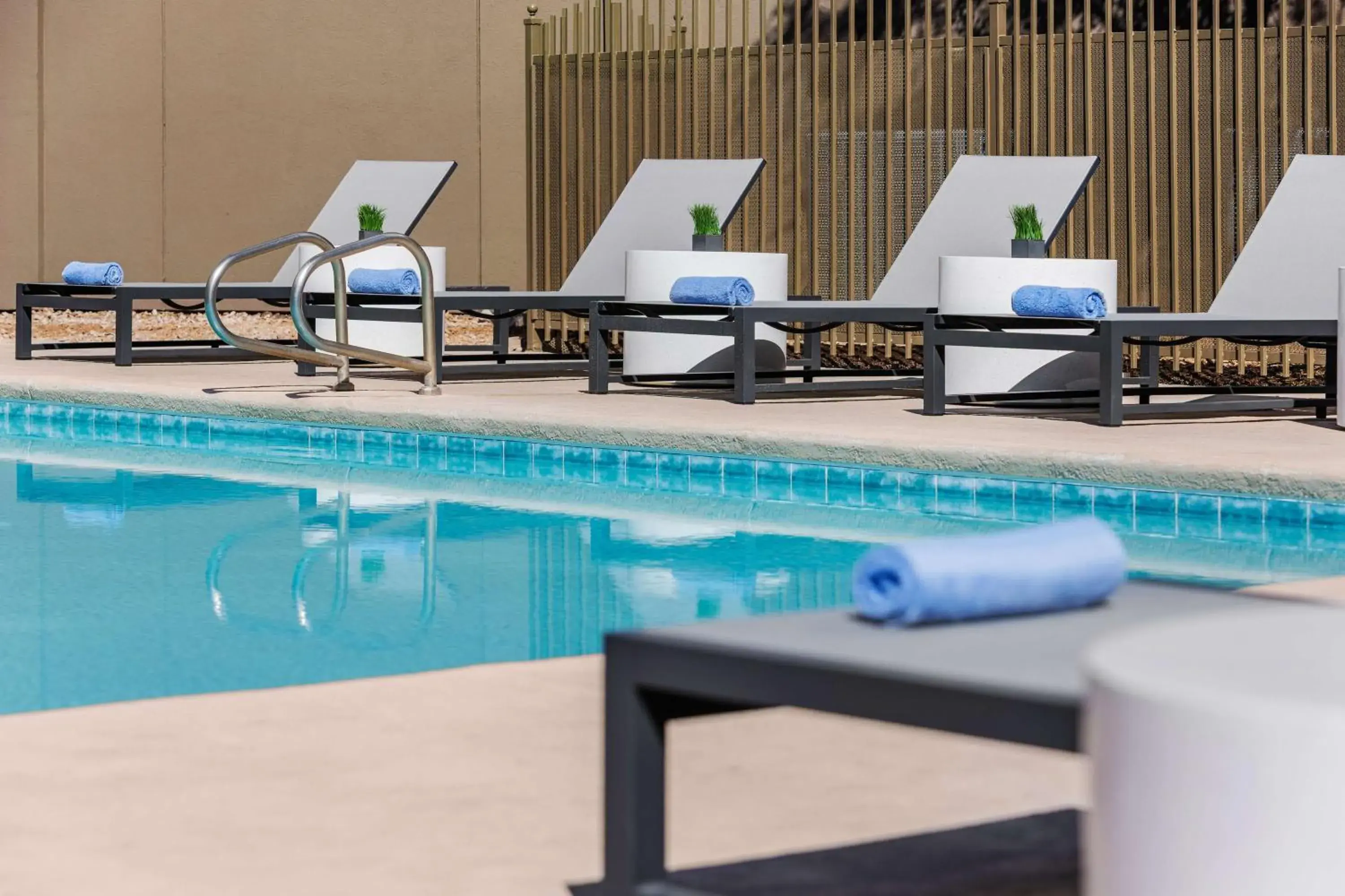 Pool view in DoubleTree by Hilton Las Vegas Airport Pool view in DoubleTree by Hilton Las Vegas Airport