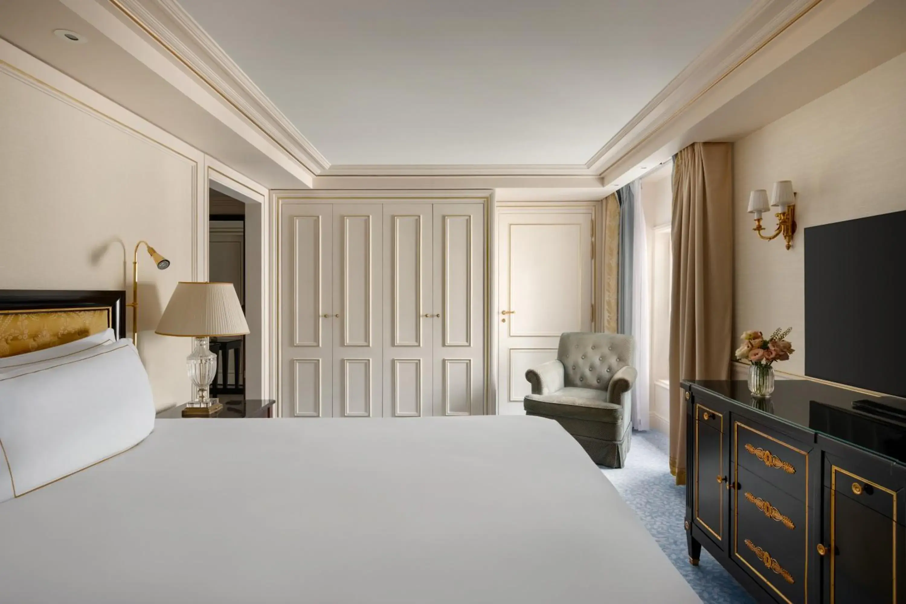 Bed in Shangri-La Paris Bed in Shangri-La Paris