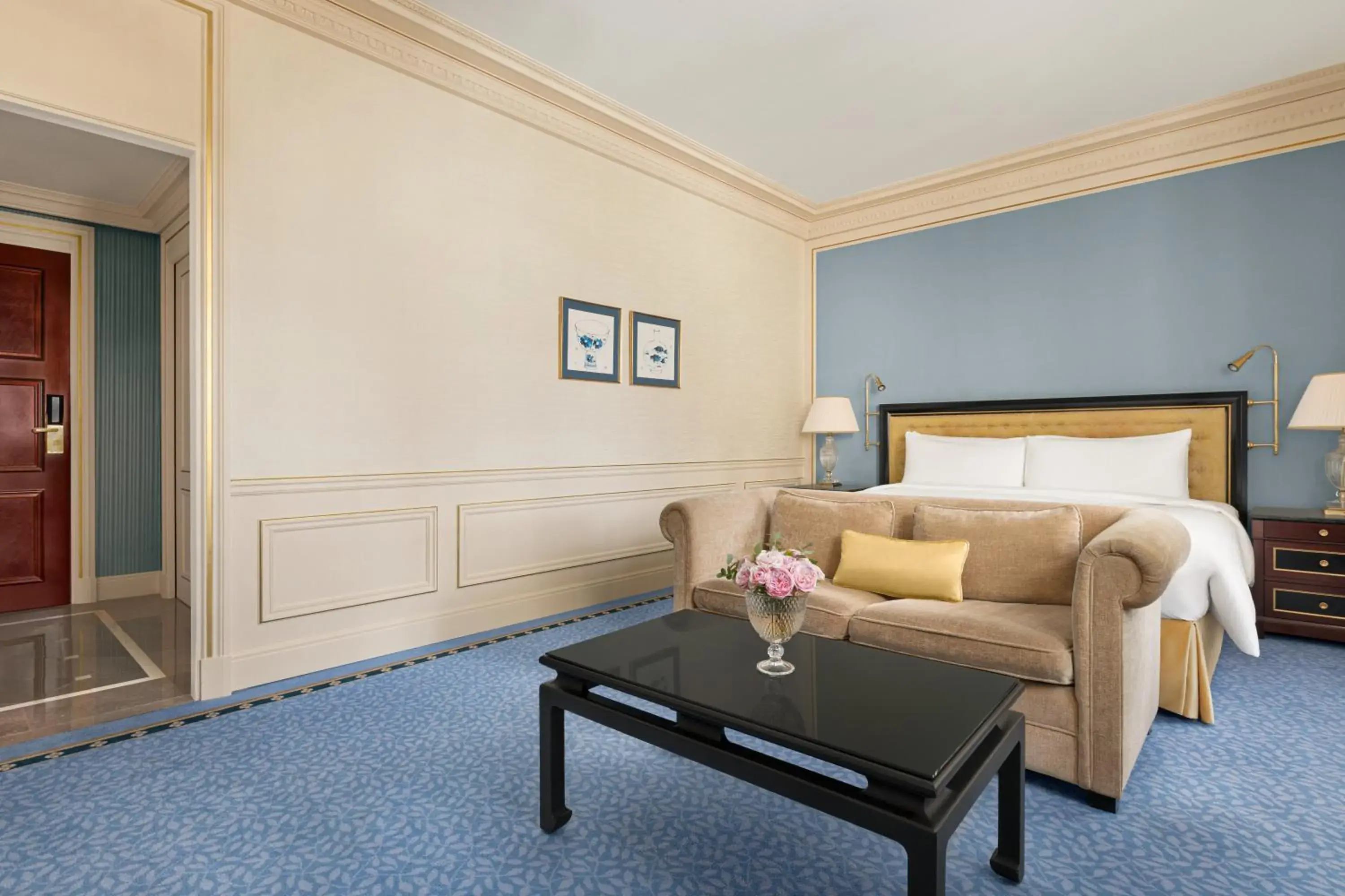 Photo of the whole room, Bed in Shangri-La Paris Photo of the whole room, Bed in Shangri-La Paris
