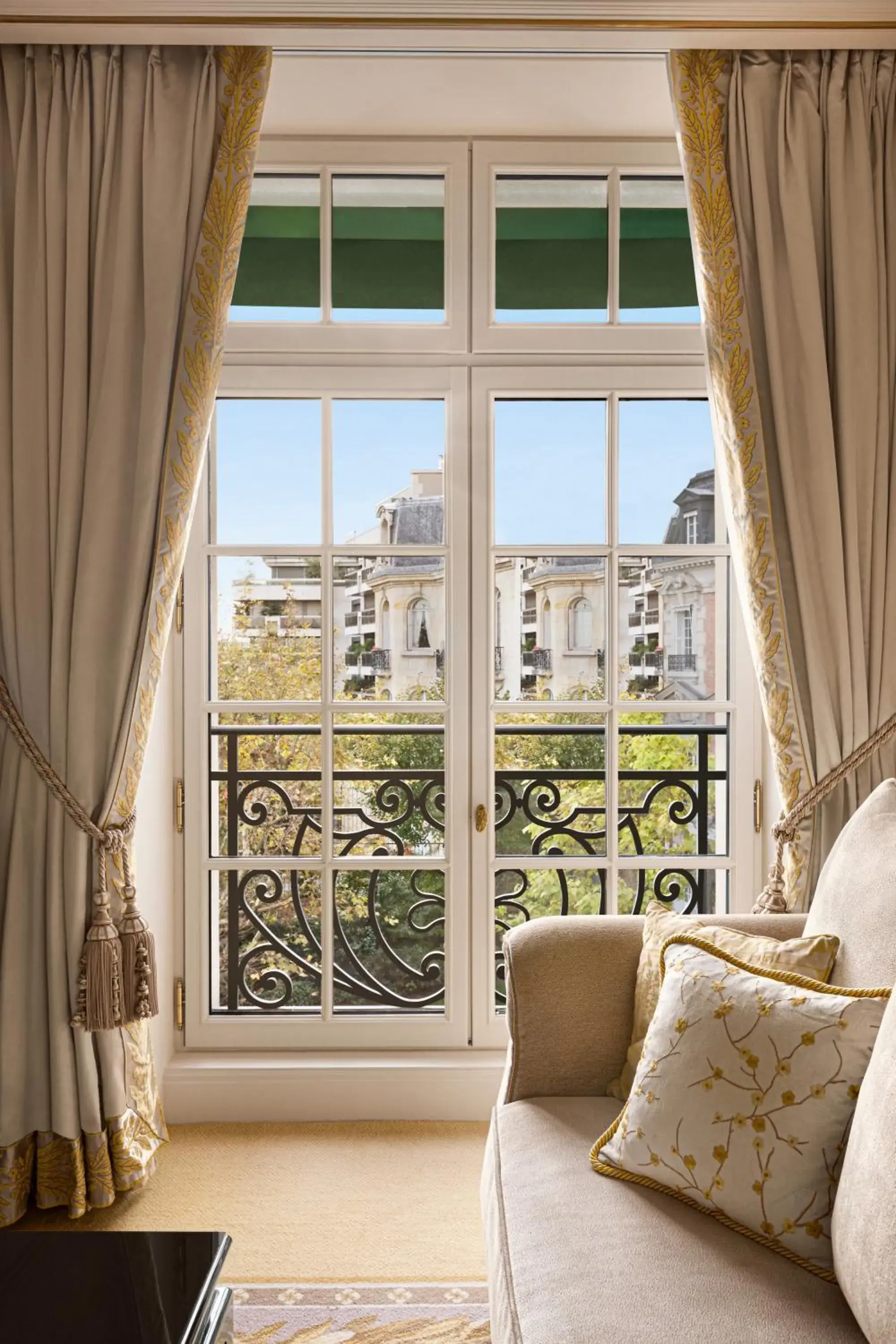 Living room in Shangri-La Paris Living room in Shangri-La Paris