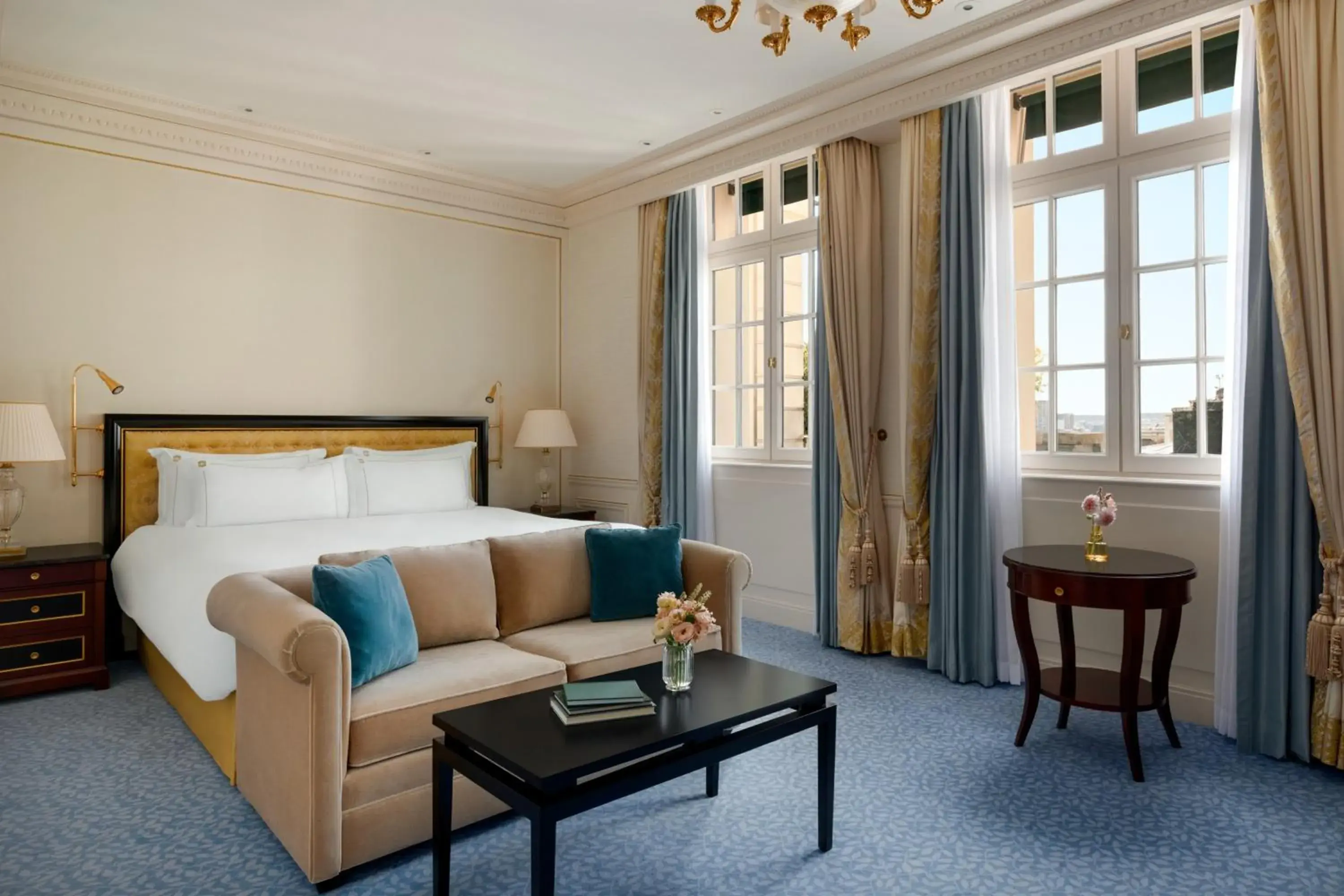 Photo of the whole room, Bed in Shangri-La Paris Photo of the whole room, Bed in Shangri-La Paris