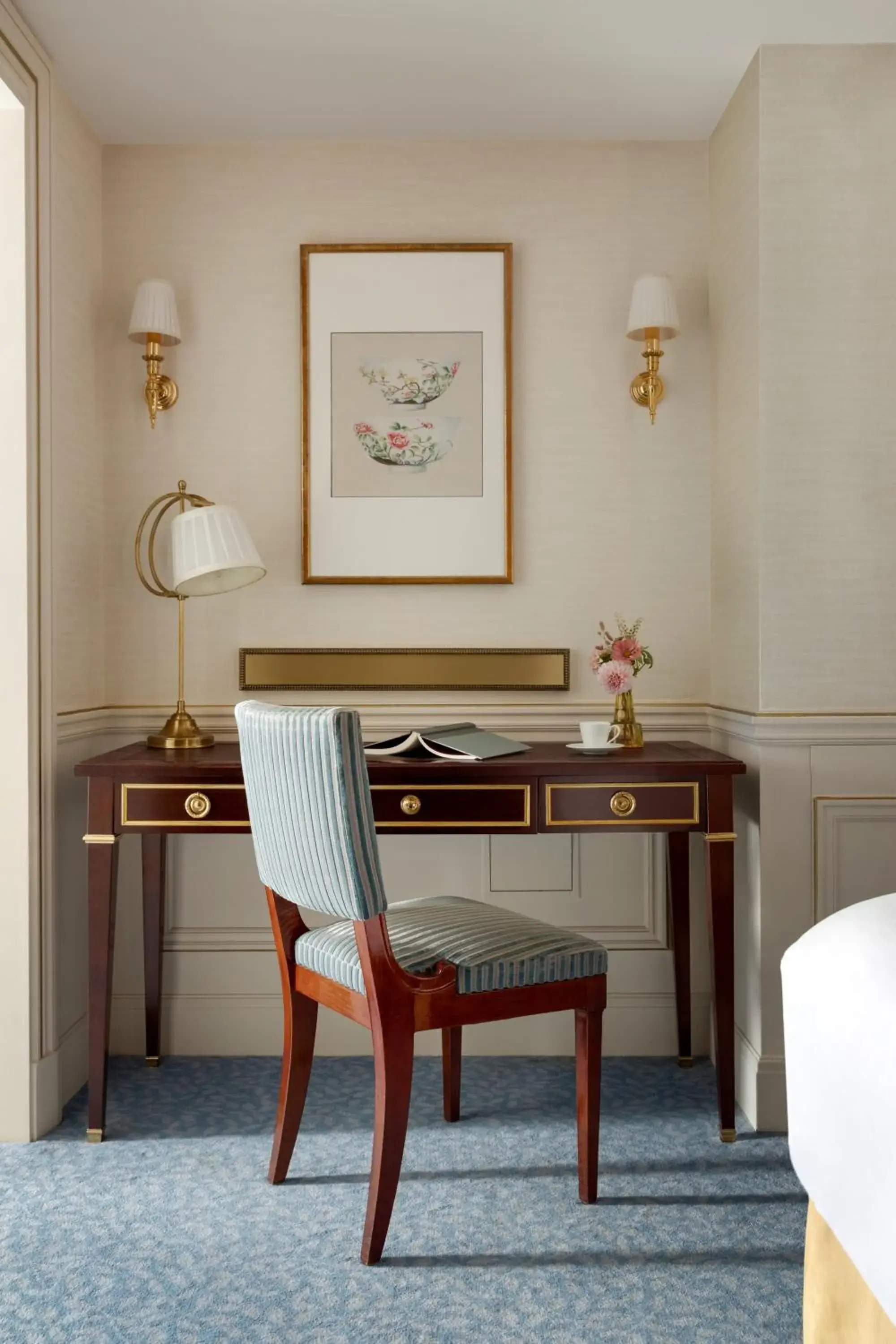 Seating area in Shangri-La Paris Seating area in Shangri-La Paris