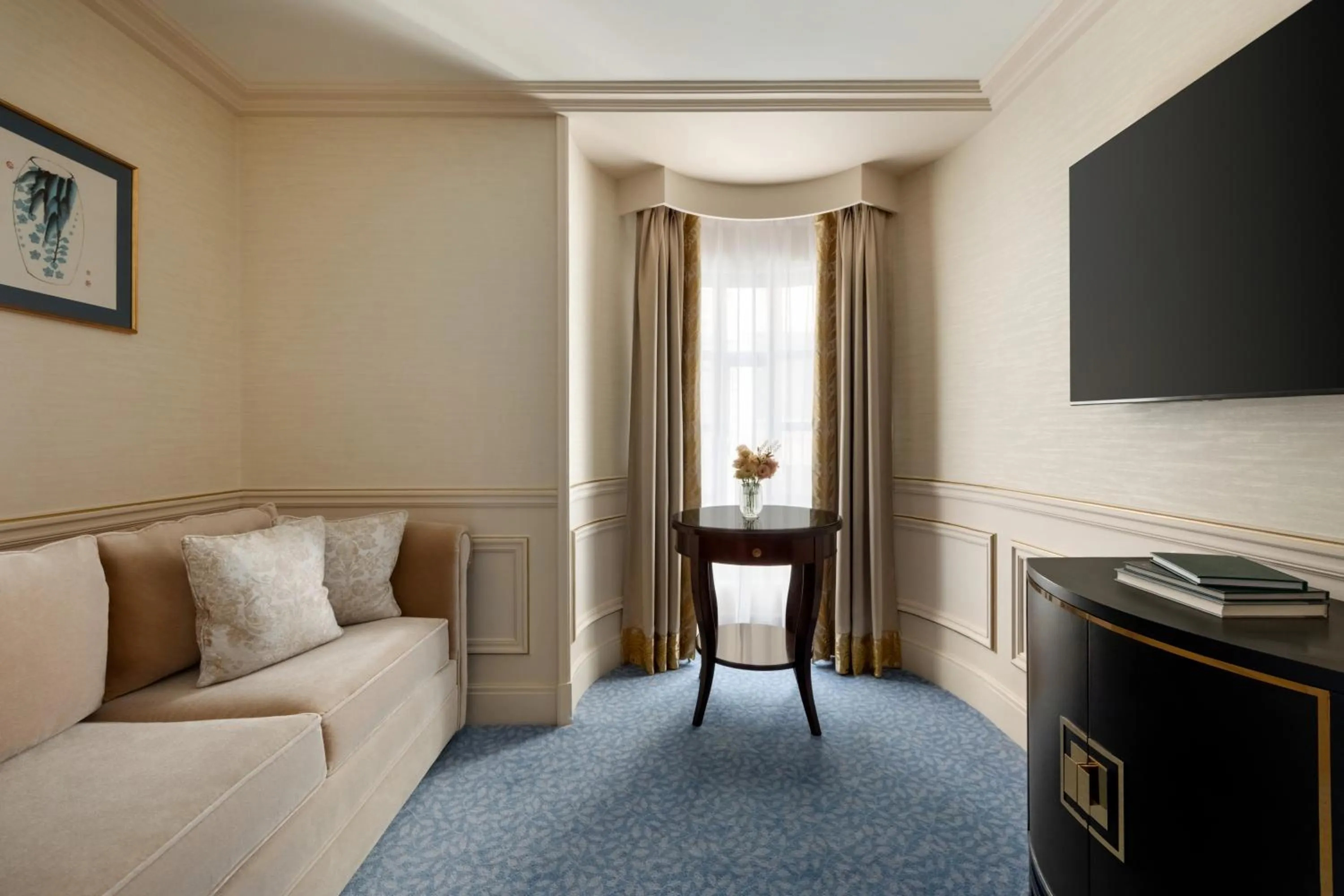 Living room in Shangri-La Paris