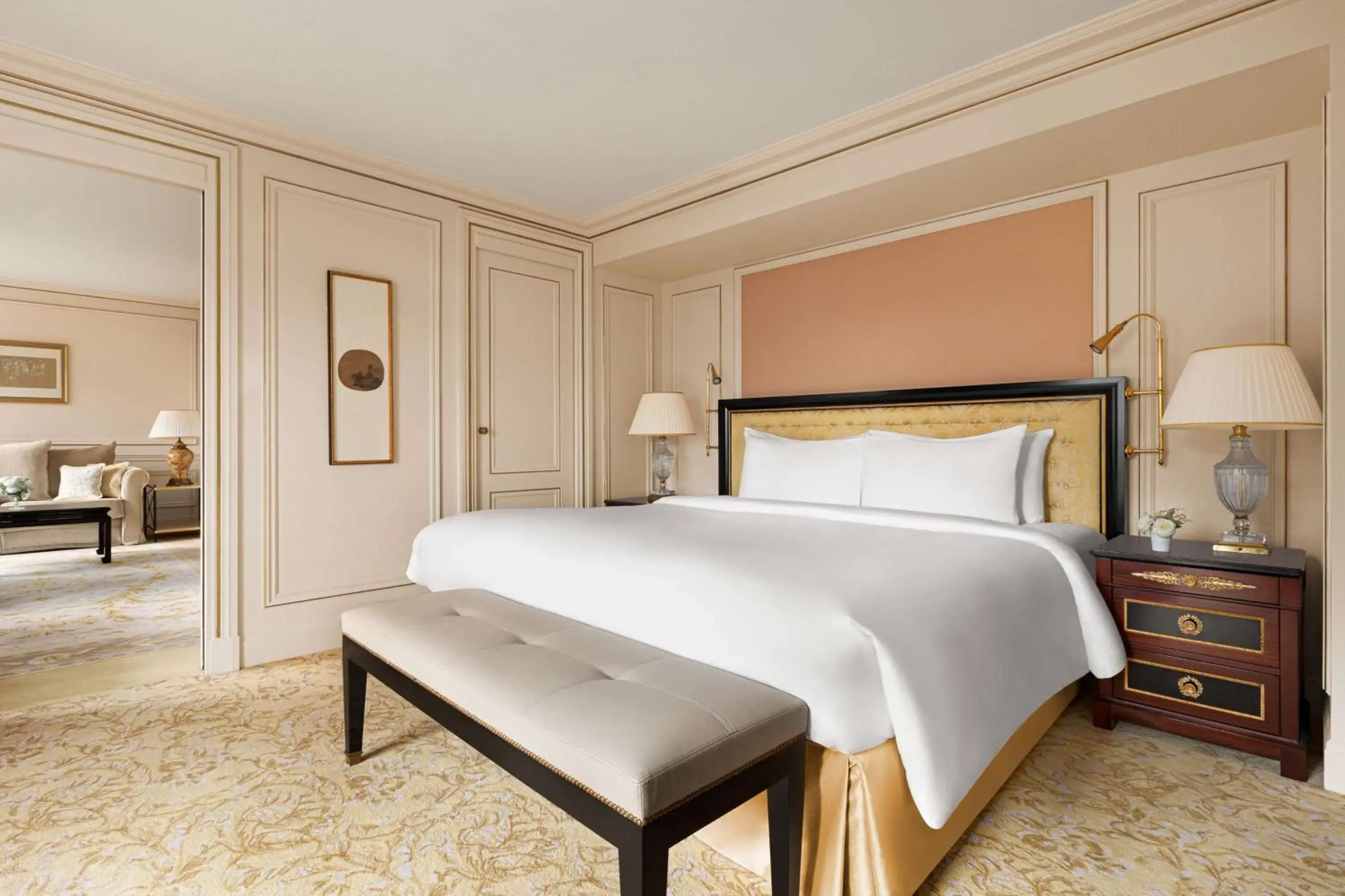 Photo of the whole room, Bed in Shangri-La Paris Photo of the whole room, Bed in Shangri-La Paris