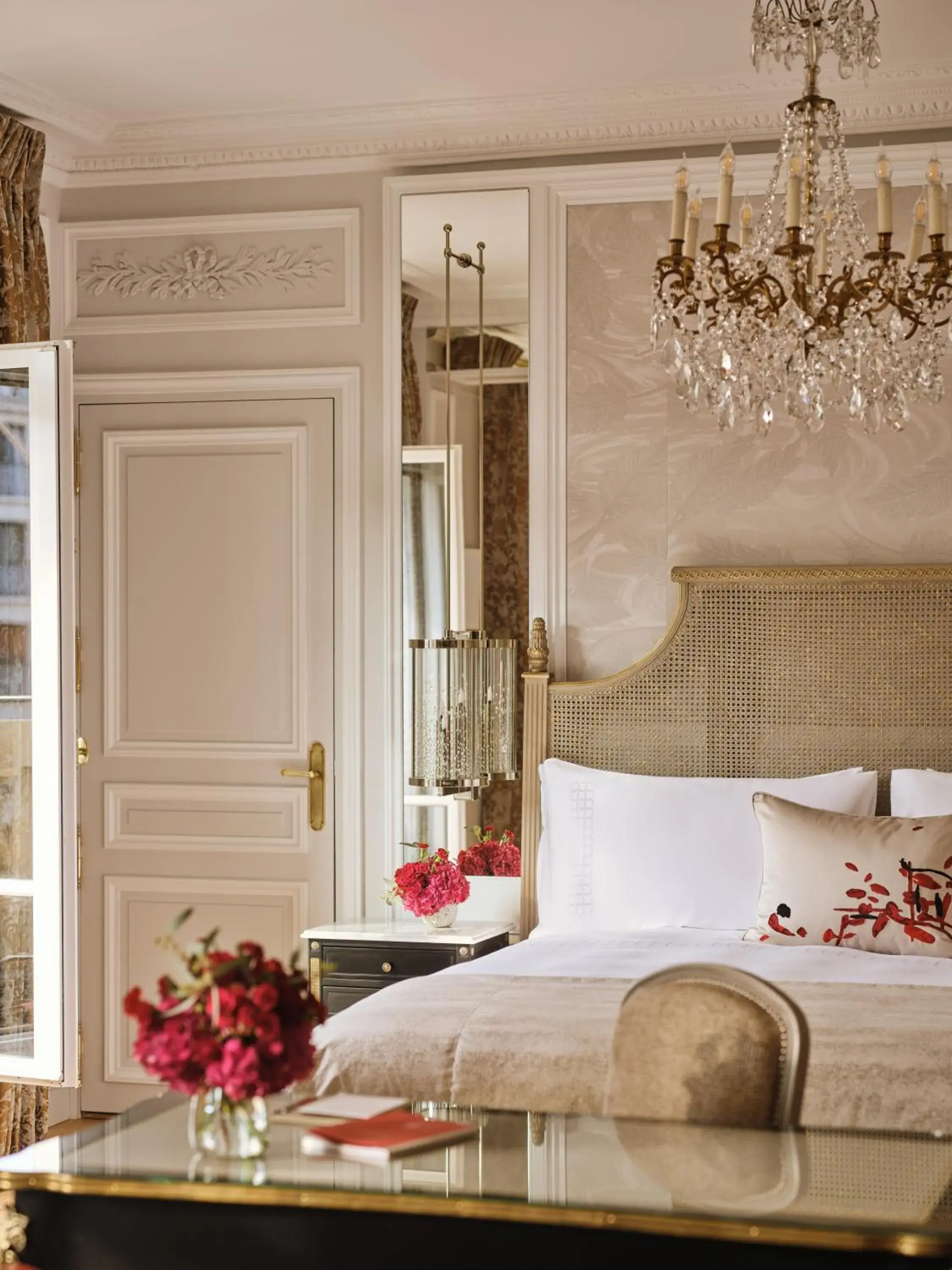 Bedroom, Bed in Hôtel Plaza Athénée - Dorchester Collection Bedroom, Bed in Hôtel Plaza Athénée - Dorchester Collection