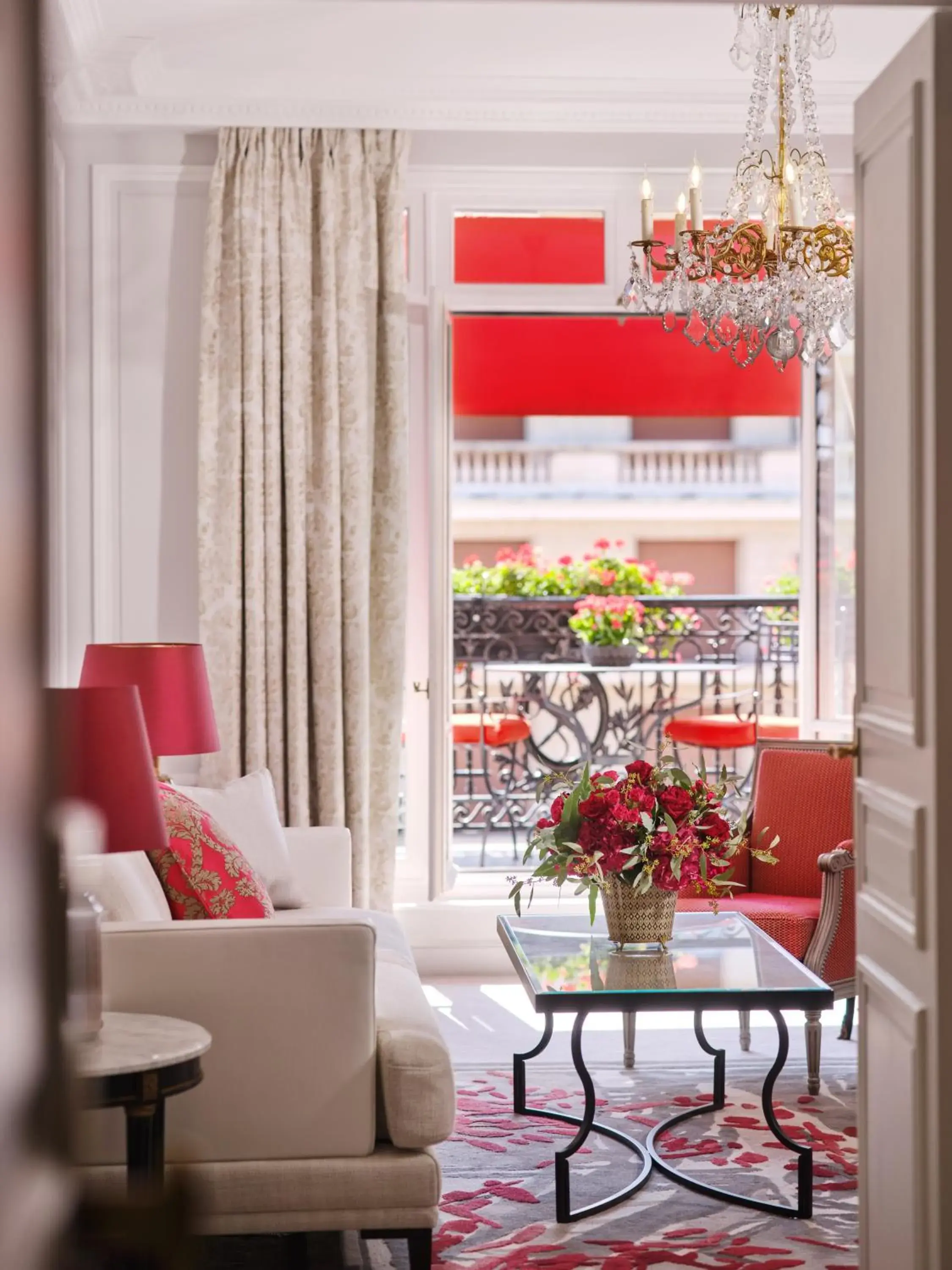 Living room in Hôtel Plaza Athénée - Dorchester Collection Living room in Hôtel Plaza Athénée - Dorchester Collection