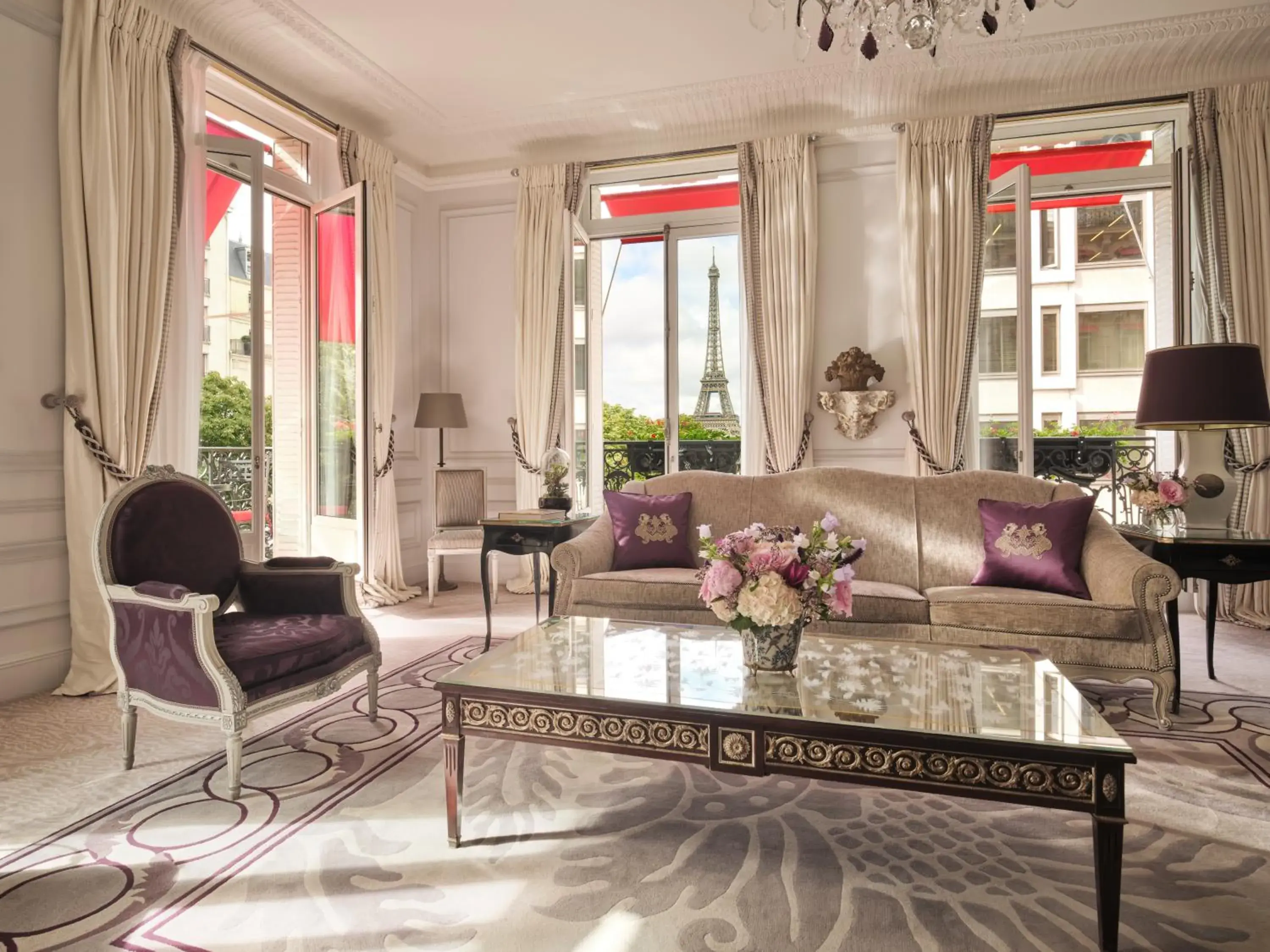 Living room in Hôtel Plaza Athénée - Dorchester Collection Living room in Hôtel Plaza Athénée - Dorchester Collection