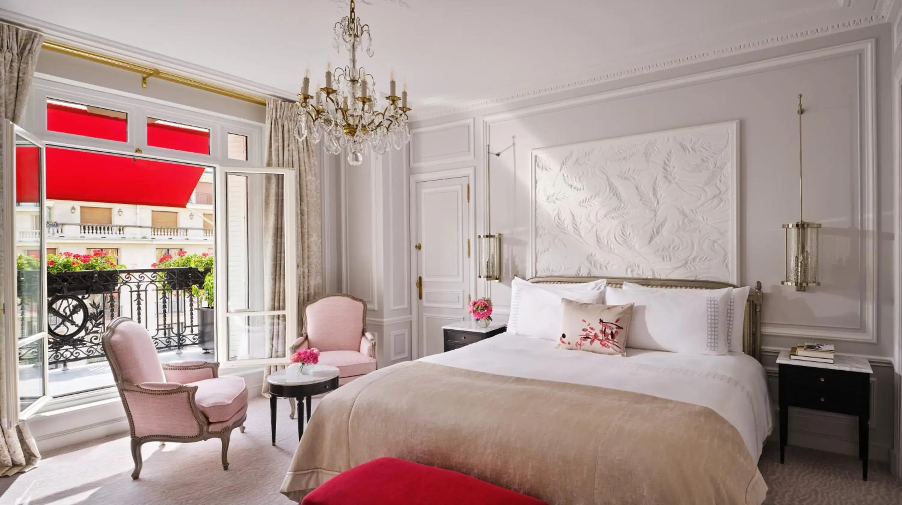 Photo of the whole room, Bed in Hôtel Plaza Athénée - Dorchester Collection Photo of the whole room, Bed in Hôtel Plaza Athénée - Dorchester Collection