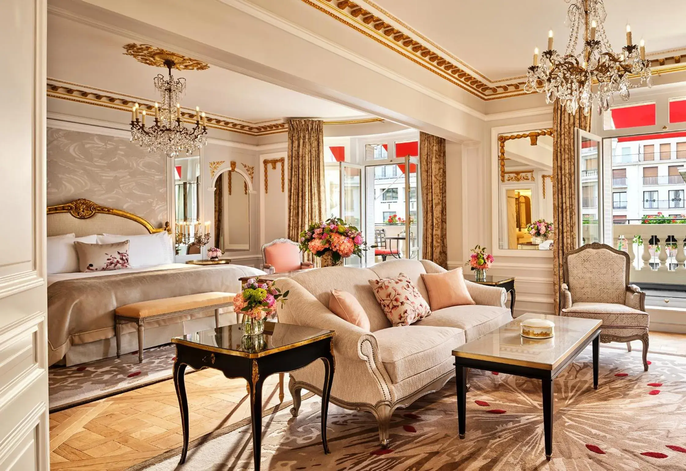 Living room, Bed in Hôtel Plaza Athénée - Dorchester Collection Living room, Bed in Hôtel Plaza Athénée - Dorchester Collection