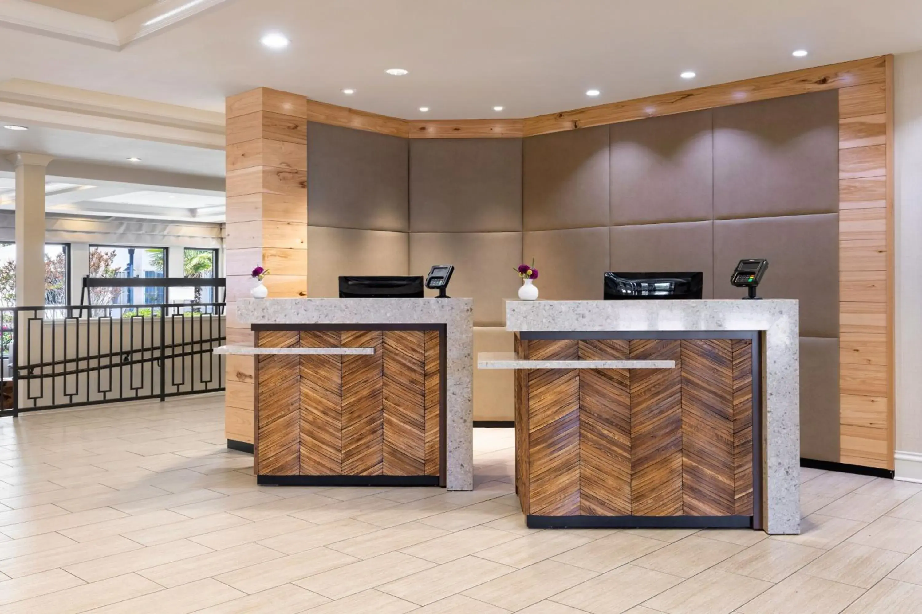 Lobby or reception in Sheraton by Marriott Atlanta Perimeter Dunwoody Lobby or reception in Sheraton by Marriott Atlanta Perimeter Dunwoody
