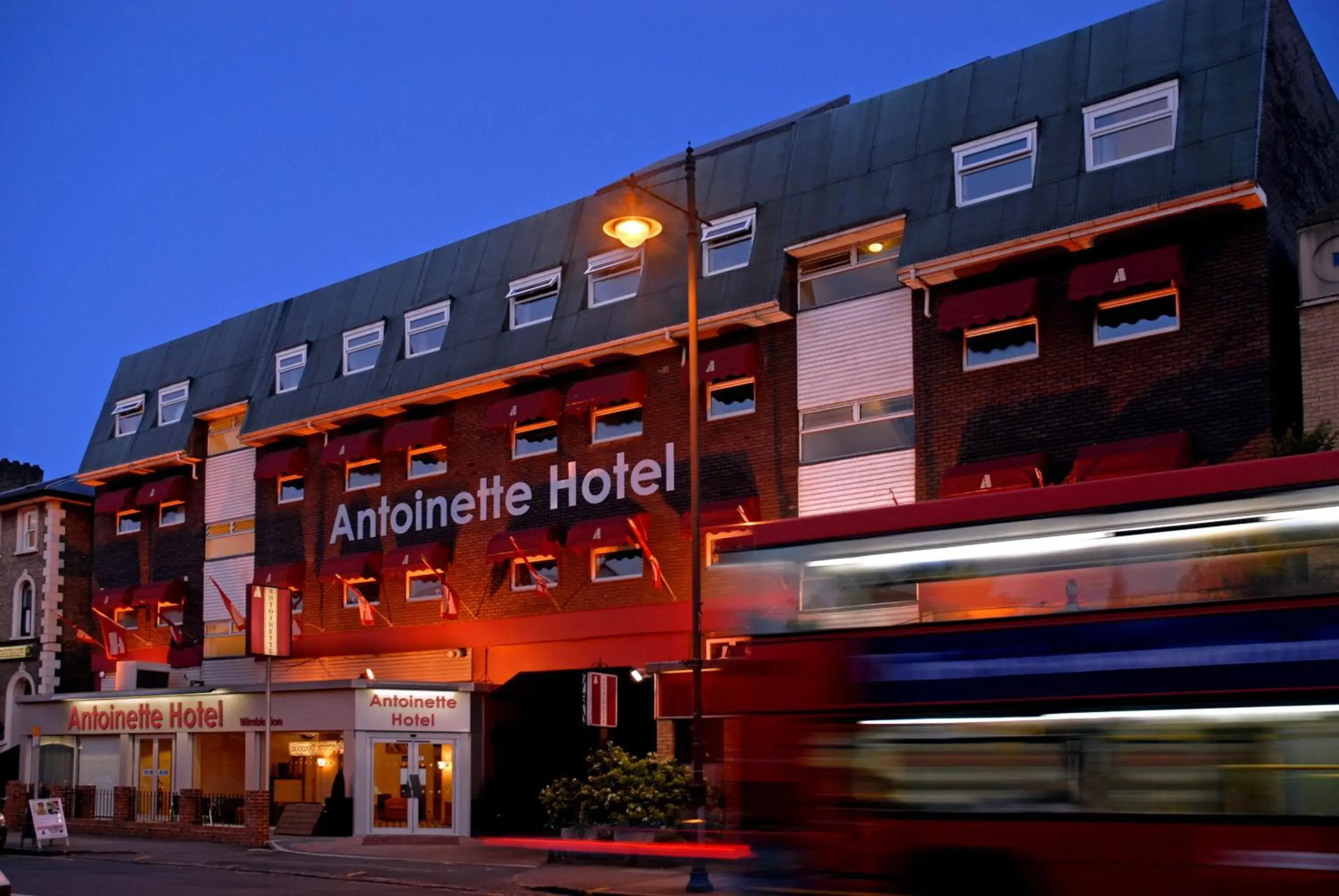Property building in Antoinette Hotel Wimbledon Property building in Antoinette Hotel Wimbledon