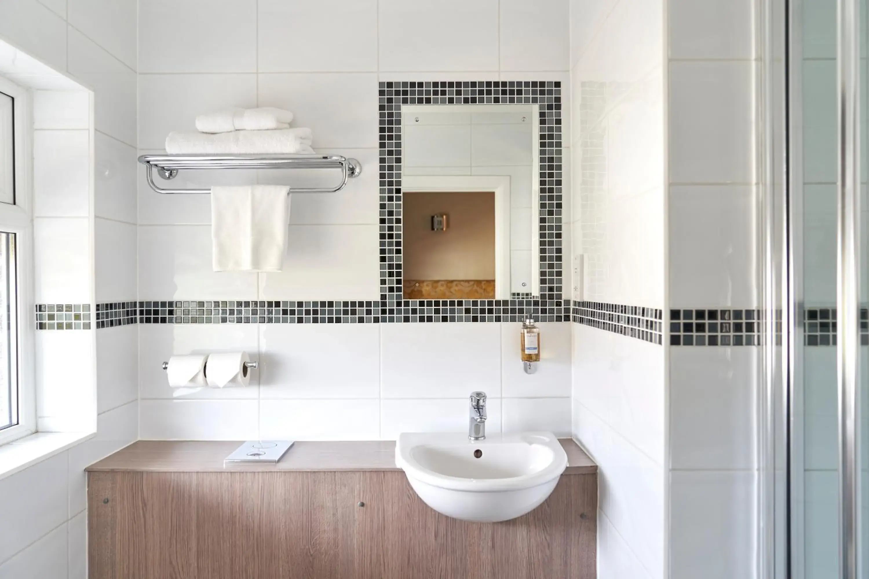 Bathroom in Antoinette Hotel Wimbledon Bathroom in Antoinette Hotel Wimbledon