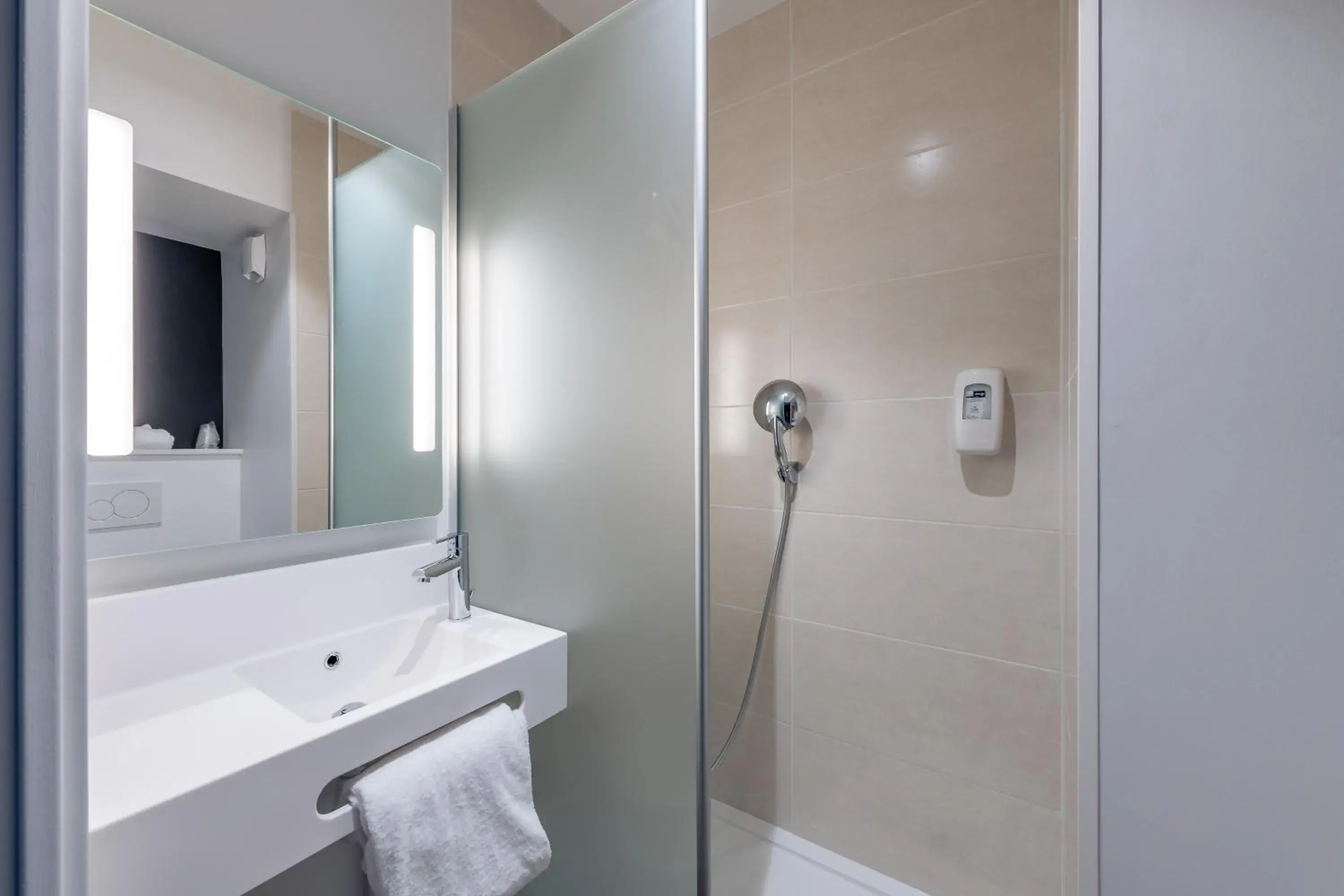 Shower in B&B HOTEL Bordeaux Centre Gare Saint-Jean Shower in B&B HOTEL Bordeaux Centre Gare Saint-Jean