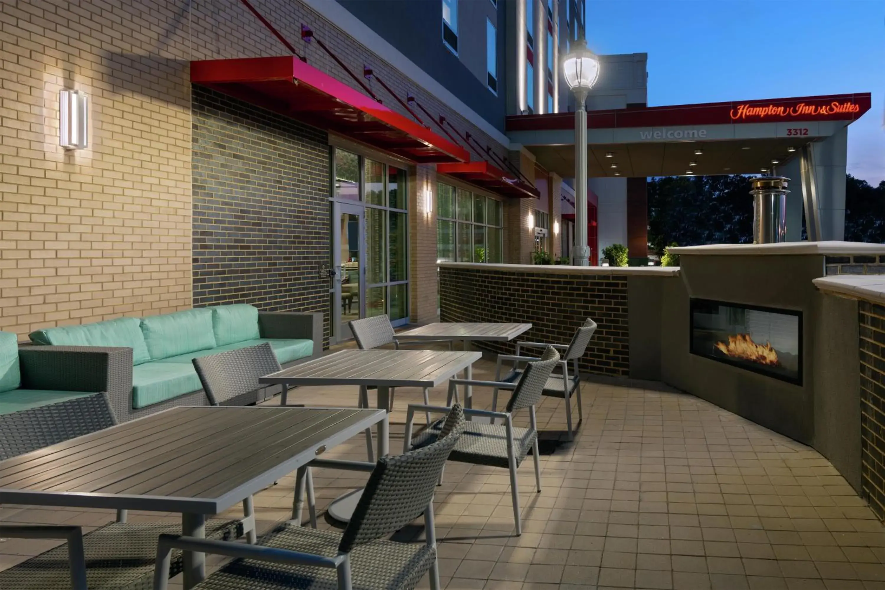 Patio in Hampton Inn & Suites Atlanta Buckhead Place Patio in Hampton Inn & Suites Atlanta Buckhead Place