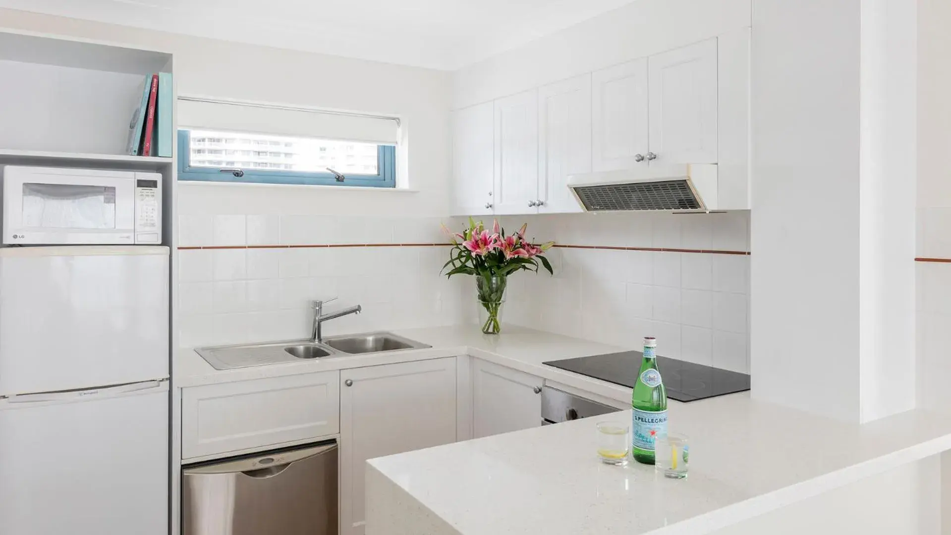 Kitchen or kitchenette in Oaks Gold Coast Calypso Plaza Suites Kitchen or kitchenette in Oaks Gold Coast Calypso Plaza Suites