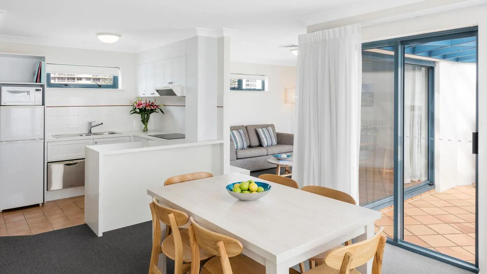 Kitchen or kitchenette in Oaks Gold Coast Calypso Plaza Suites Kitchen or kitchenette in Oaks Gold Coast Calypso Plaza Suites